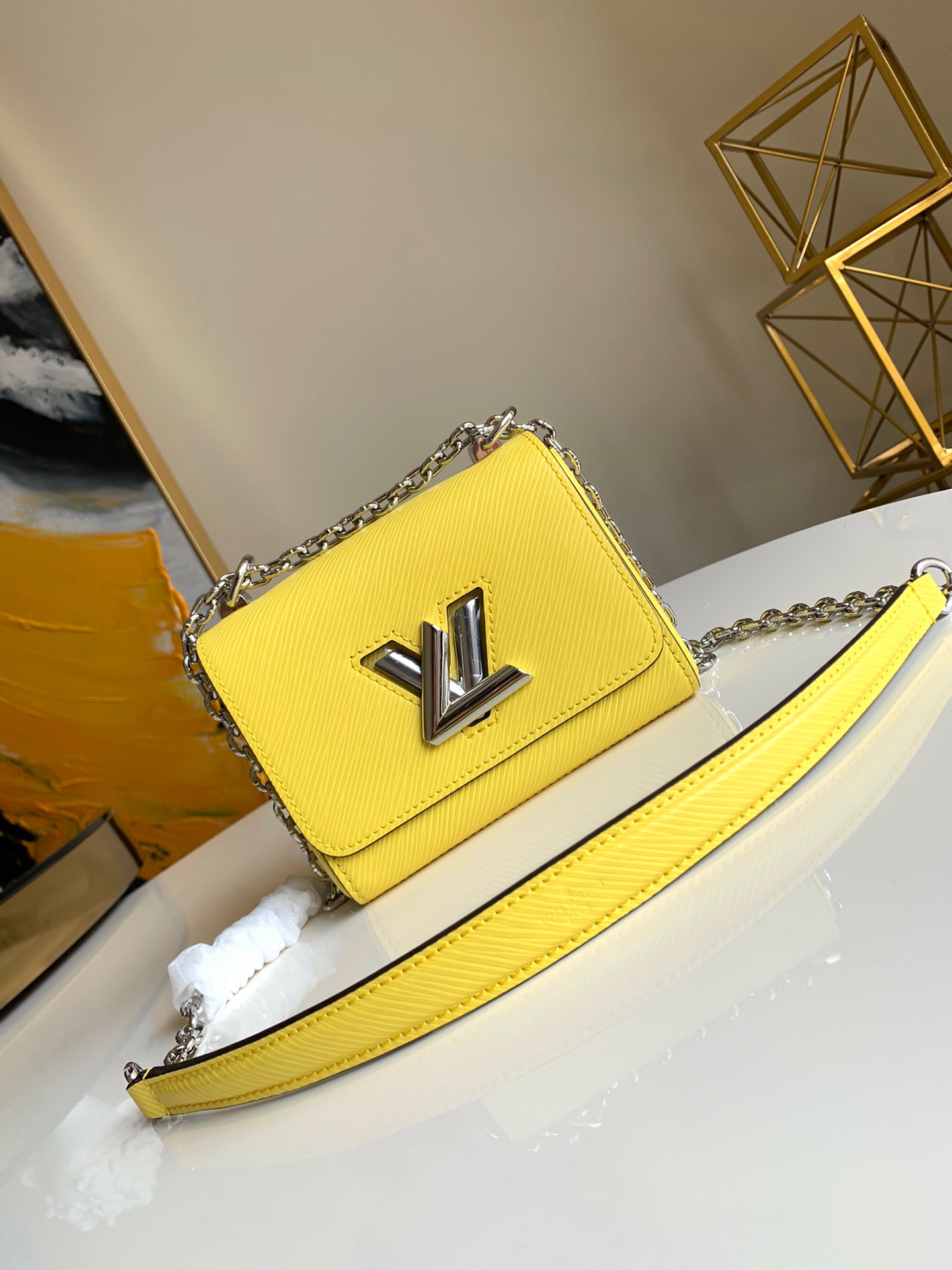 NO:395478,【Exclusive real photo M56117 yellow】The new TWIST mini handbag is set against the modern turn of the L Twist twist lock with Epi grain leather, the wavy bottom is cleverly built with extra space, and the sliding chain shoulder straps releases the eye-catching style of the pocket design for day and night occasions. Size 15.5 x 12.5 x 7.0 cm.,LV【original leather】,louis vuitton19860909【独家实拍M56117黄色】新款来袭TWIST 迷你手袋 以 Epi 粒面皮革映衬 L Twist 扭锁的摩登转身,波浪形包底巧筑额外空间,搭配滑链肩带,于昼夜场合释放袖珍设计的瞩目格调.尺寸15.5 x 12.5 x 7.0 cm .,LV【原厂皮】,louis vuitton,Bag