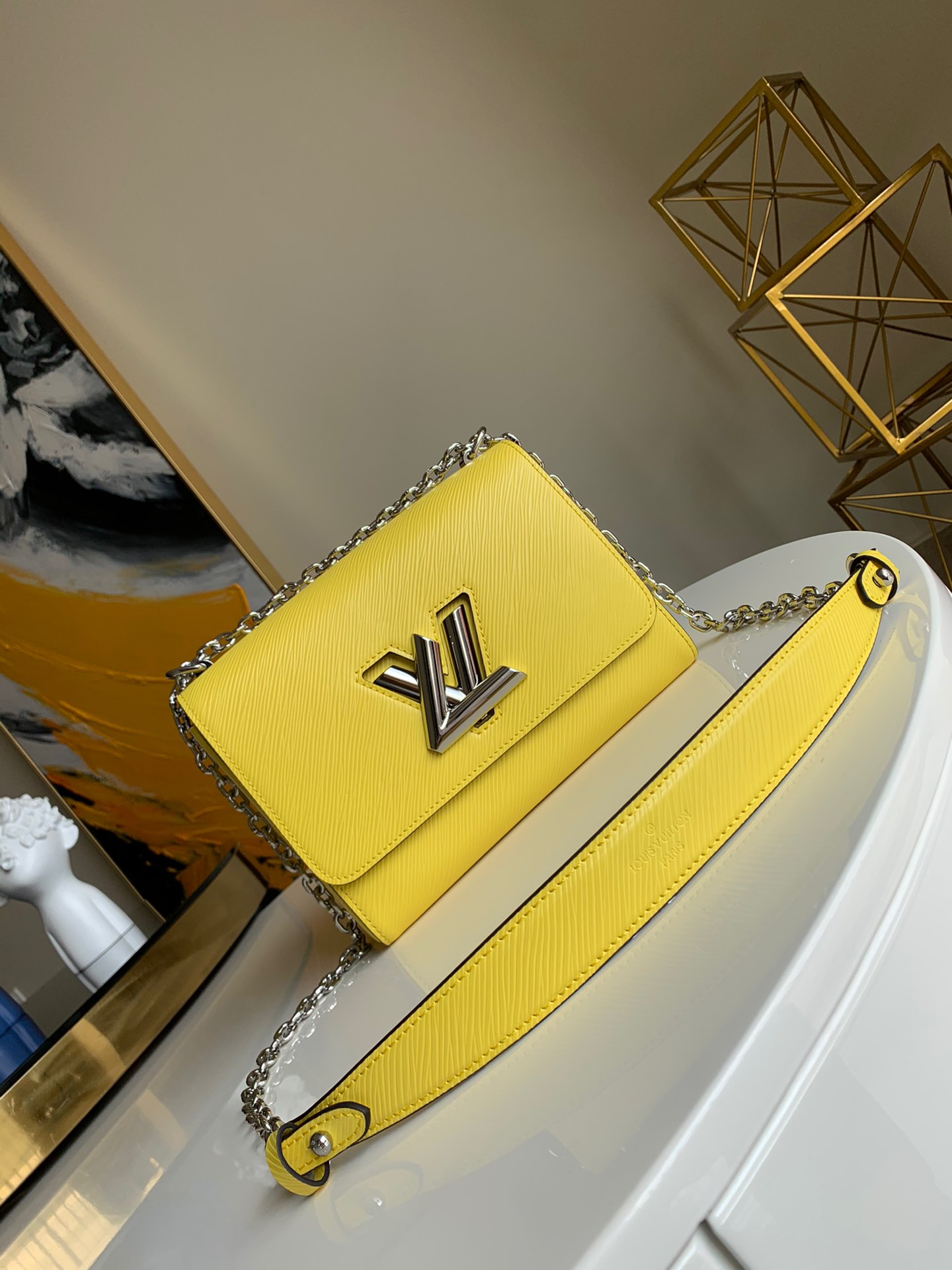 NO:395480,【Exclusive real photo M50280 yellow】This chic small handbag has a secret that it is bigger than it actually looks. M50280 double bottom bag two-piece set of platinum water corrugated twist women's bag cleverly designed corrugated bottom provides extra space for placing essentials. The variable chain handle can be slanted back or elegant shoulder back. Size 23x18x8cm.,LV【Original leather】,louis vuitton19860909【独家实拍M50280黄色】这款别致的小型手袋藏有一个秘密它比实际看起来要大.m50280双下包二件套白金水波纹twist女包 设计巧妙的波纹状包底为放置必需品提供了额外的空间.可变式链条手柄可以斜背或优雅地肩背.尺寸23x18x8cm .,LV【原厂皮】,louis vuitton,Bag