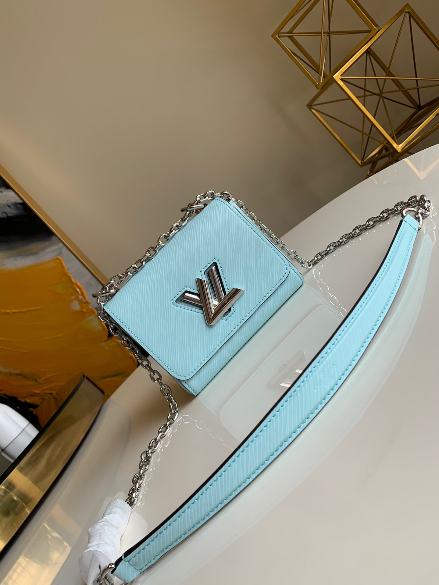 NO:395482,【Exclusive real photo M56117 light blue】The new TWIST mini handbag is set against the modern turn of the L Twist twist lock with Epi grain leather, the wavy bottom is cleverly built with extra space, and the sliding chain shoulder straps release the eye-catching style of the pocket design for day and night occasions. Size 15.5 x 12.5 x 7.0 cm.,LV [original leather],louis vuitton19860909【独家实拍M56117浅蓝色】新款来袭TWIST 迷你手袋 以 Epi 粒面皮革映衬 L Twist 扭锁的摩登转身,波浪形包底巧筑额外空间,搭配滑链肩带,于昼夜场合释放袖珍设计的瞩目格调.尺寸15.5 x 12.5 x 7.0 cm .,LV【原厂皮】,louis vuitton,Bag