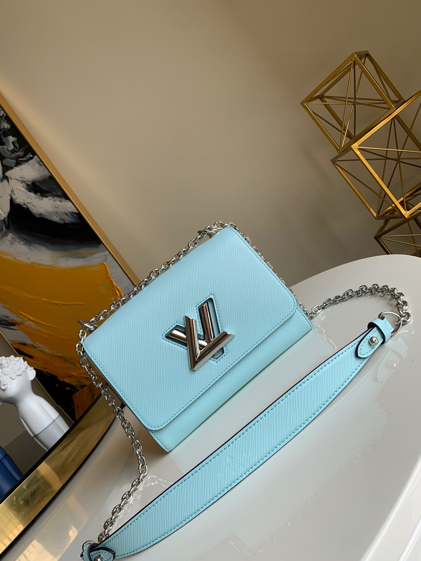 NO:395484,【Exclusive real photo M50280 light blue】Water ripples This chic small handbag has a secret that it is larger than it actually looks. The cleverly designed corrugated bottom provides extra space for placing essentials. The variable chain handle can be slanted back or elegantly shoulder-back. Size 23x18x8cm.,LV【Original leather】,louis vuitton19860909【独家实拍M50280浅蓝】水波纹 这款别致的小型手袋藏有一个秘密它比实际看起来要大.设计巧妙的波纹状包底为放置必需品提供了额外的空间.可变式链条手柄可以斜背或优雅地肩背.尺寸23x18x8cm .,LV【原厂皮】,louis vuitton,Bag
