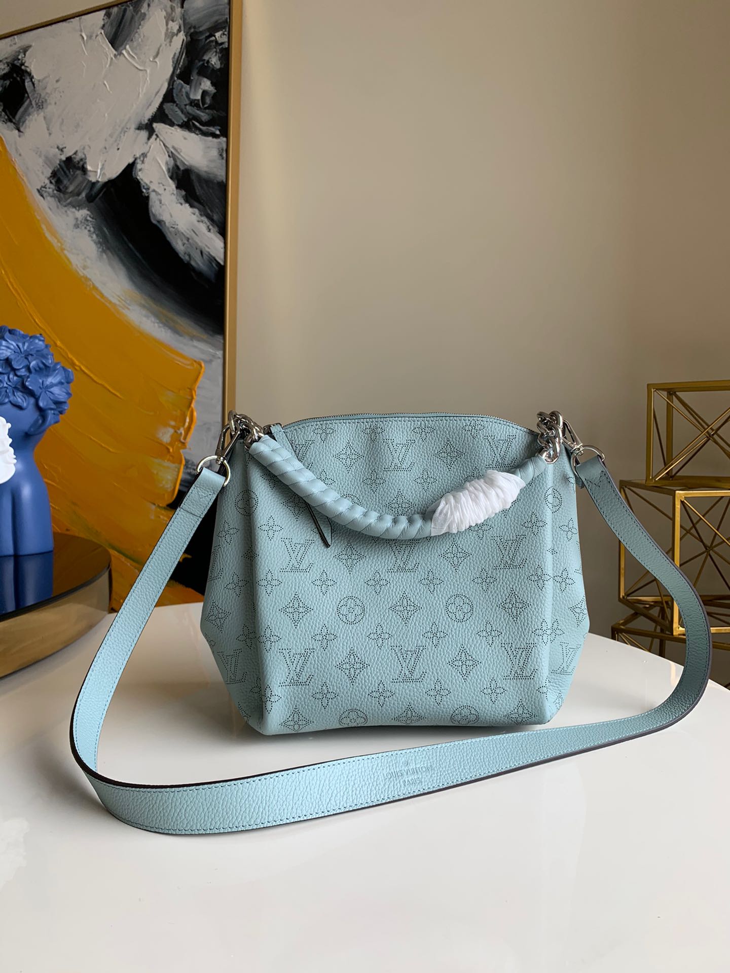 NO:395487,【Exclusive real photo M51223 Lake Water Green】The exquisite hollow leather bag is equipped with elegant pleats and simple LV logo. This BabyloneBB handbag is full of wonderful fashion magic. The handle is wrapped in extremely comfortable sheepskin, coupled with the extremely practical interior pocket, which is a practical choice for business ladies. 25x23x14cm (Length x Height x Width)-Mahina perforated calfskin-Microfiber lining-Mahina calfskin and soft lambskin decoration-Silver metal accessories-Chenging handle wrapped in leather-Removable and unadjustable strap-zipper inner bag-Flat inner bag-Foot protective nails at the bottom of the bag.,LV【Original leather】,louis vuitton,cowhide,sheepskin19860909【独家实拍M51223湖水绿】精致的镂空皮革包身上配有优雅的褶饰与朴素的LV标识,此款BabyloneBB手袋充满美妙的时尚魔力.手柄上裹有极致舒适的绵羊皮,加之极为实用的内部口袋,是商务女士的实用之选.25x23x14cm(长x高x宽)-Mahina穿孔小牛皮-超细纤维内衬-Mahina小牛皮与柔软的羔羊皮装饰-银色金属配饰-裹有皮革的链式手柄-可拆卸不可调节的包带-拉链内袋-扁平内袋-包底配有四枚保护钉 .,LV【原厂皮】,louis vuitton,cowhide,sheepskin,Bag