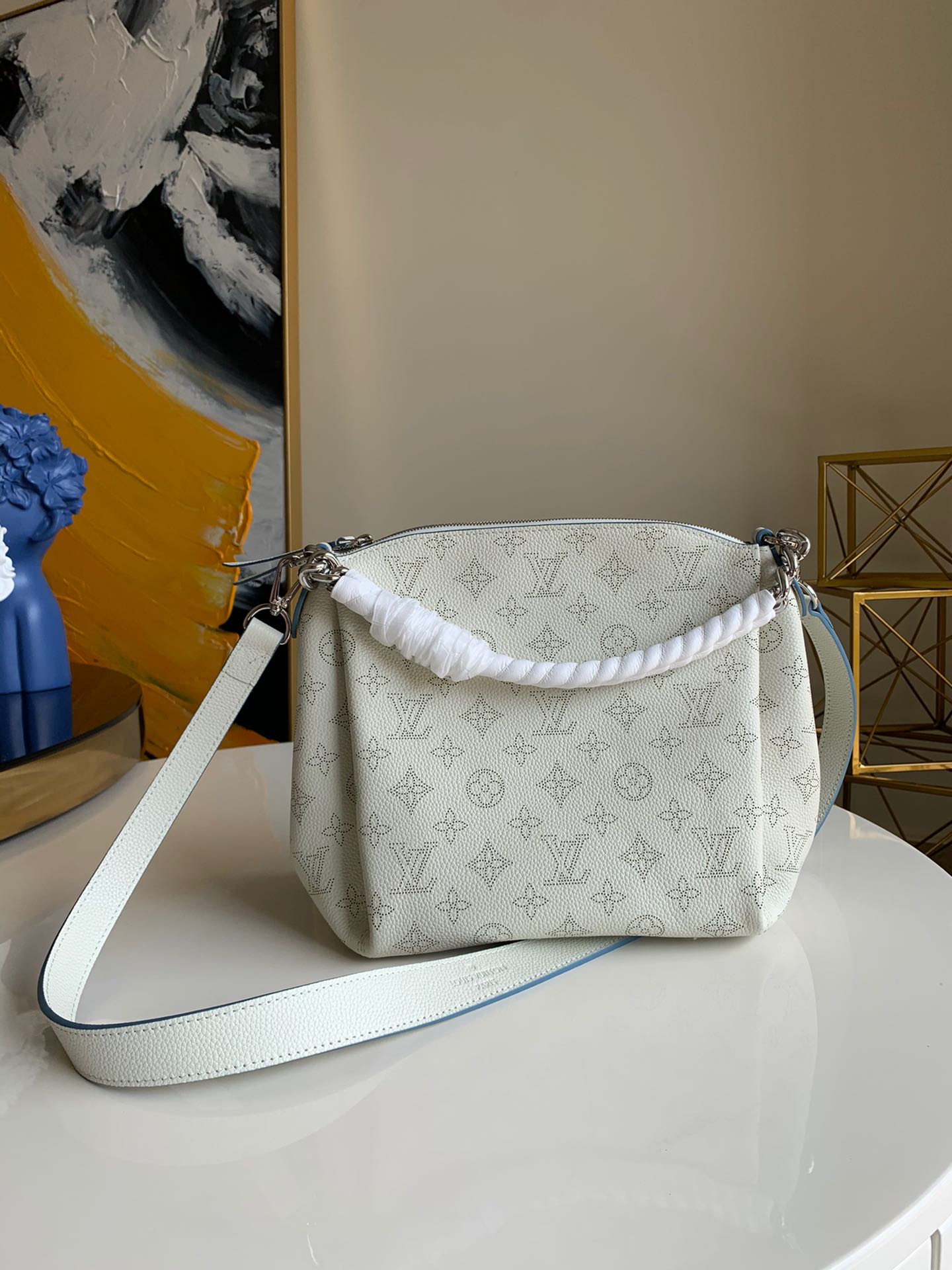 NO:395490,【Exclusive real photo M51223 snow-white】The exquisite hollow leather bag is equipped with elegant pleats and simple LV logo. This BabyloneBB handbag is full of wonderful fashion magic. The handle is wrapped in extremely comfortable sheepskin, and the extremely practical interior pocket is a practical choice for business ladies. 25x23x14cm (Length x Height x Width)-Mahina perforated calfskin-Microfiber lining-Mahina calfskin and soft lambskin decoration-Silver metal accessories-Chenging handle wrapped in leather-Removable and unadjustable strap-Zipper inner bag-Flat inner bag-Four protective nails at the bottom of the bag.,LV【Original leather】,louis vuitton,cowhide,sheepskin19860909【独家实拍M51223雪白】精致的镂空皮革包身上配有优雅的褶饰与朴素的LV标识,此款BabyloneBB手袋充满美妙的时尚魔力.手柄上裹有极致舒适的绵羊皮,加之极为实用的内部口袋,是商务女士的实用之选.25x23x14cm(长x高x宽)-Mahina穿孔小牛皮-超细纤维内衬-Mahina小牛皮与柔软的羔羊皮装饰-银色金属配饰-裹有皮革的链式手柄-可拆卸不可调节的包带-拉链内袋-扁平内袋-包底配有四枚保护钉 .,LV【原厂皮】,louis vuitton,cowhide,sheepskin,Bag