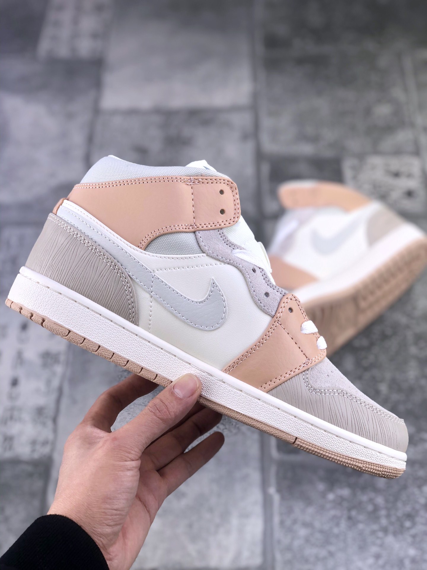 130 耐克 Nike Air Jordan 1 Mid ，AJ1 卡其米兰浅灰米白拼接乳白中帮CV3044-100