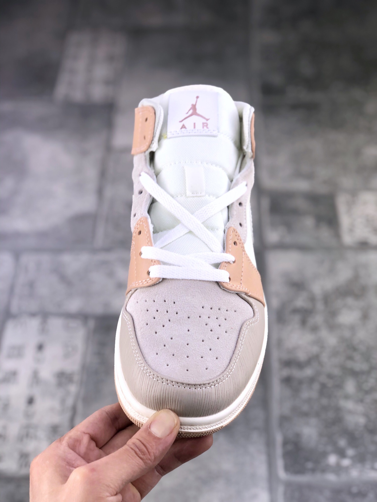 130 耐克 Nike Air Jordan 1 Mid ，AJ1 卡其米兰浅灰米白拼接乳白中帮CV3044-100