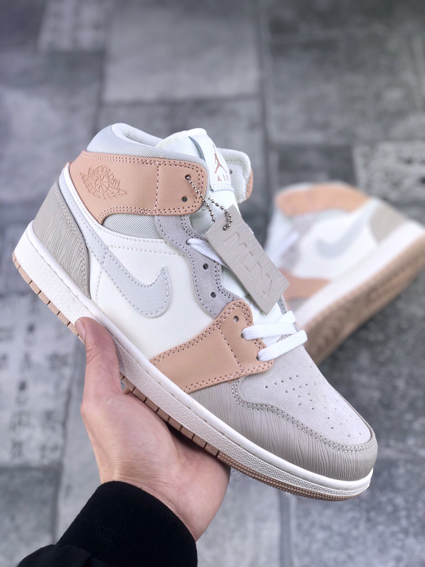130 耐克 Nike Air Jordan 1 Mid ，AJ1 卡其米兰浅灰米白拼接乳白中帮CV3044-100
