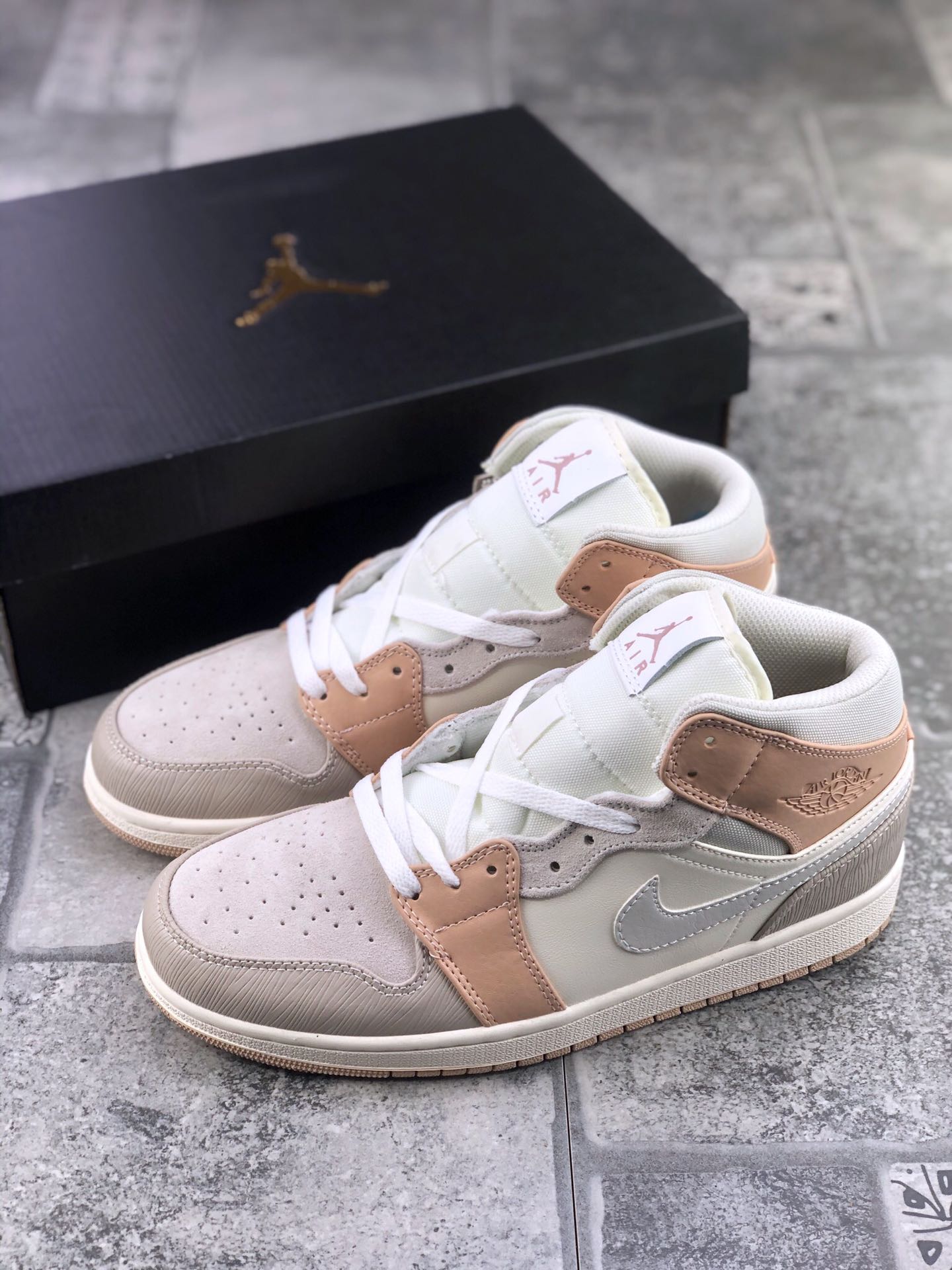 130 耐克 Nike Air Jordan 1 Mid ，AJ1 卡其米兰浅灰米白拼接乳白中帮CV3044-100