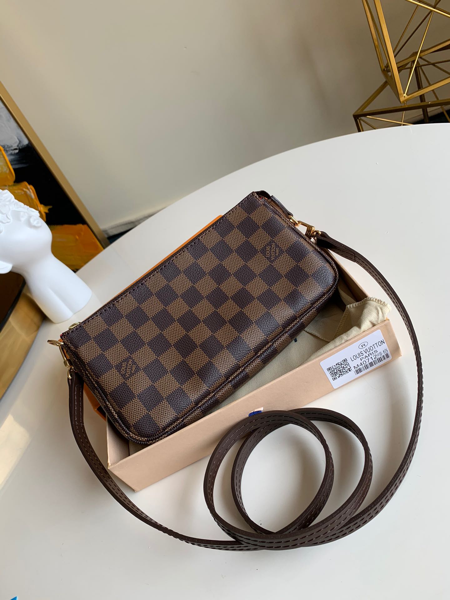 NO:395493,[Exclusive real photo of N40712 coffee small shoulder bag] The leather is very soft and it is super capable of installing Doudou long wallet mobile phone artifact lipstick tissue car keys one bag [cool][cool] can be used as a handbag, shoulder bag, shoulder bag One bag is multi-purpose, versatile and generous size22.5*4*12.5.,LV [original leather],louis vuitton, wallets, satchels, backpacks19860909【独家实拍N40712咖啡小挎包】皮质非常软不说还超级能装 豆豆长款钱包 手机 神器 口红 面巾纸 车钥匙 一包搞定 [酷][酷] 可当手包 、挎包 、肩背包 一包多用 百搭又大方 size22.5*4*12.5 .,LV【原厂皮】,louis vuitton,wallets,satchels,backpacks,Bag