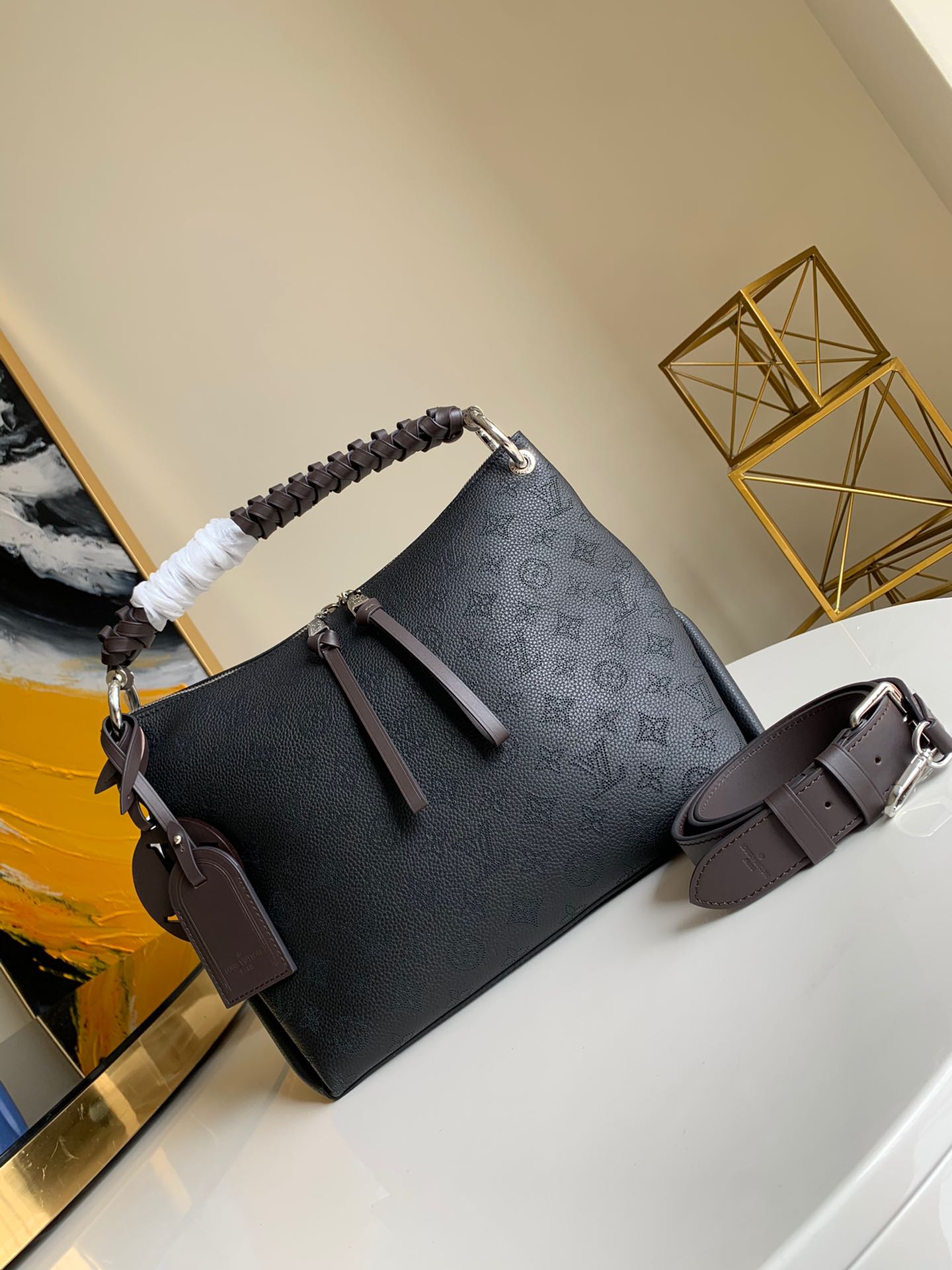 NO:403297,【Exclusive real photo M56073 black】M56084 Beaubourg Hobo medium-sized handbag is made of Monogram carved perforated calfskin, and then hand-dyeed leather handles are applied with unique meaning. The leather zipper head and large LV letters reveal the brand style, and the removable wide leather shoulder straps achieve a comfortable and soft design. 32 length 26 height 17cm wide .1100, LV [original leather], louis vuitton, cowhide19860909【独家实拍M56073黑色】M56084 Beaubourg Hobo 中号手袋取材 Monogram 镂花穿孔小牛皮,再以手工边染为编织皮革手柄涂抹别致意味.皮革拉链头与大号 LV 字母流露品牌格调,可拆卸宽幅皮革肩带实现柔软设计的舒适随行. 32长26高17cm宽 .1100,LV【原厂皮】,louis vuitton,cowhide,Bag