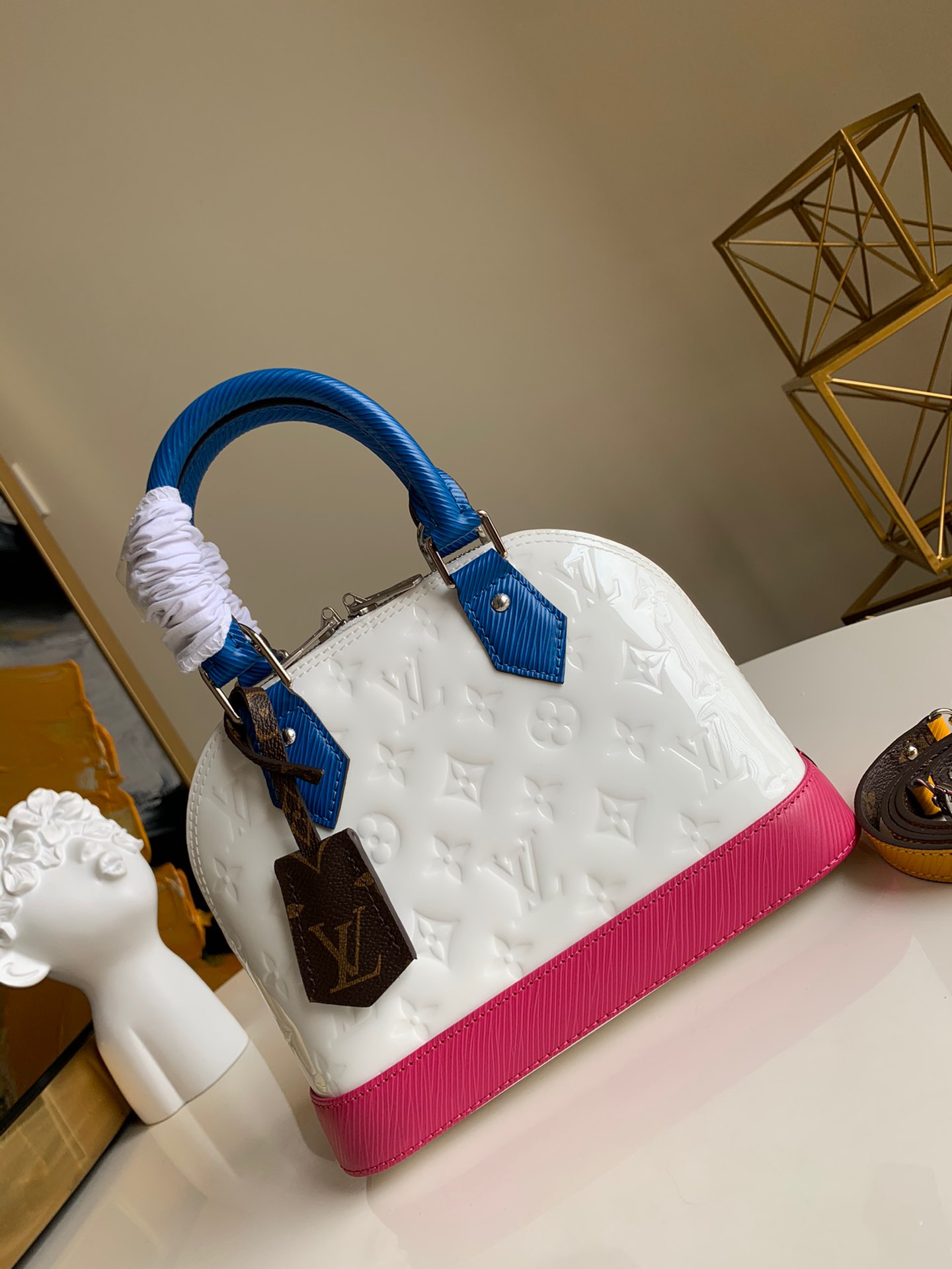 NO:395496,【Exclusive real photo M91606】ALMA BB handbag The cute and charming Alma BB handbag is a classic Louis Vuitton bag designed in 1934 with a very artistic decorative style. In 2018, when the Alma bag was officially launched, a mini model was specially designed for the daughter of the lady who owned this hand. The Alma BB handbag comes with a removable shoulder strap for light crossbody. This handbag, which uses Epi leather, has a new and fashionable interpretation of the classic shape, has a series of bright and bright colors to choose from. Size 25*19*11.,LV [original leather], louis vuitton, louis vuitton19860909【独家实拍M91606】ALMA BB 手袋 可爱迷人的 Alma BB 手袋,其原型是在 1934 年设计的、颇具艺术装饰风格的一款路易威登经典包款.年,在 Alma 包款正式推出之际,特为拥有此款手女士的女儿设计迷你型号.Alma BB 手袋配有一根可拆卸的肩带,用于轻便斜挎. 这款采用 Epi 皮革对经典造型进行全新时尚演绎的手袋拥有一系列艳丽、明快的色彩可供选择.尺寸25*19*11 .,LV【原厂皮】,louis vuitton,louis vuitton,Bag