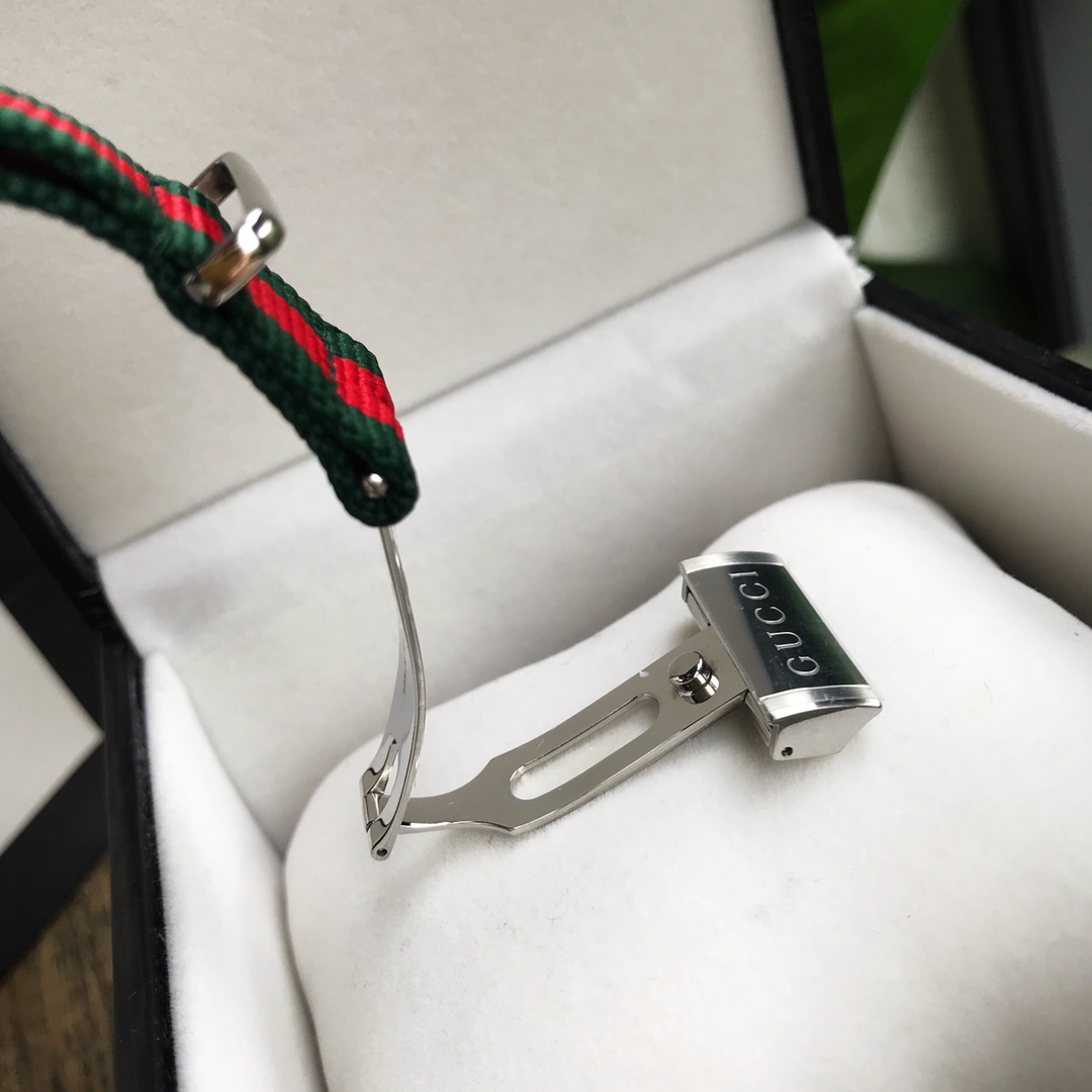 批:650 原盒:30 渠道货保真！古驰 GUCCI®原单新品，古驰潜水款款系列，顶级时尚尼龙带表带，原装石英机芯，直径44mm！全套一手出！