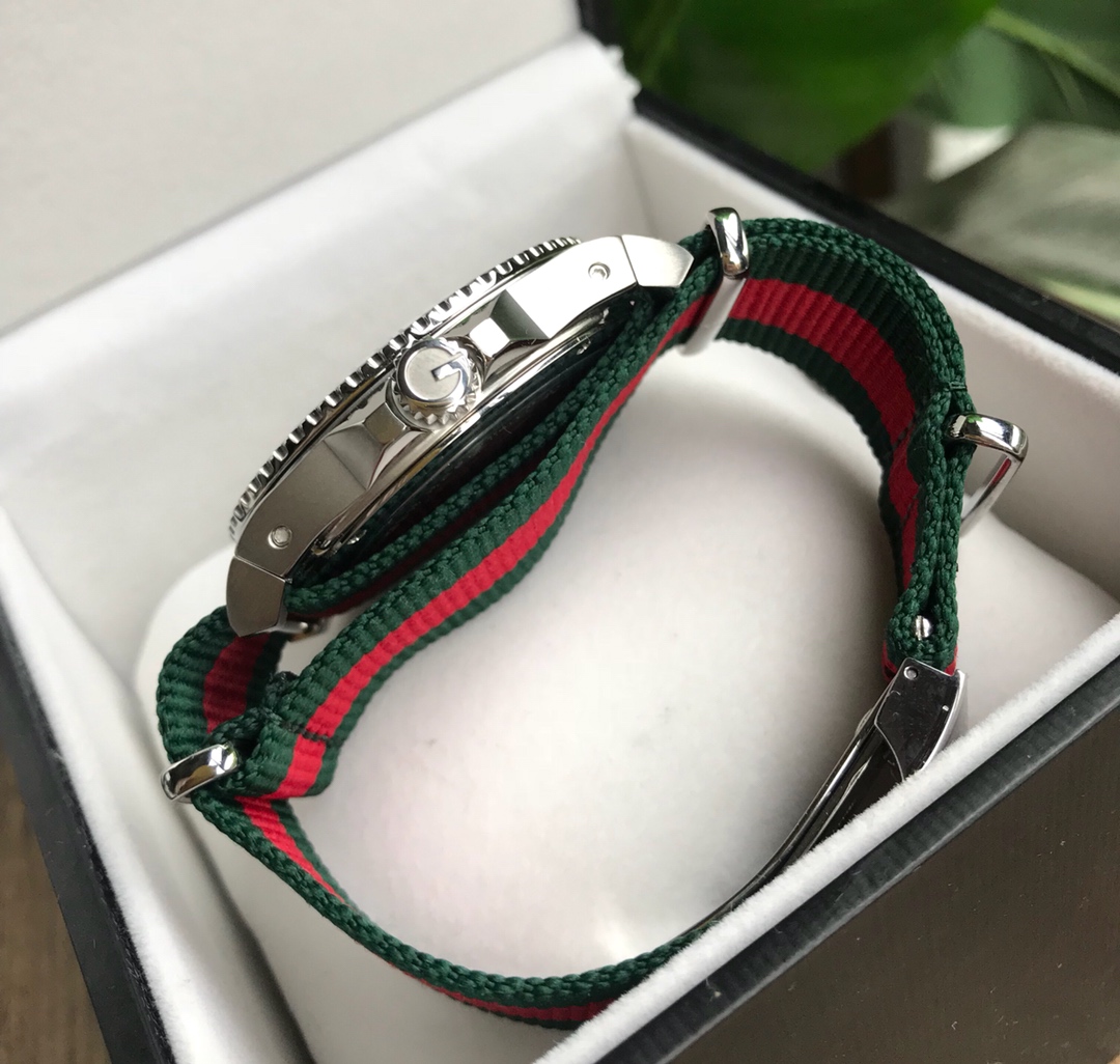 批:650 原盒:30 渠道货保真！古驰 GUCCI®原单新品，古驰潜水款款系列，顶级时尚尼龙带表带，原装石英机芯，直径44mm！全套一手出！