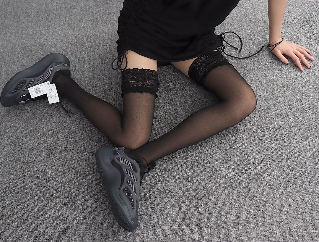 260 Adidas Yeezy 700V3 异形夜光 H67799“Alvah”黑武士 模特上脚图
