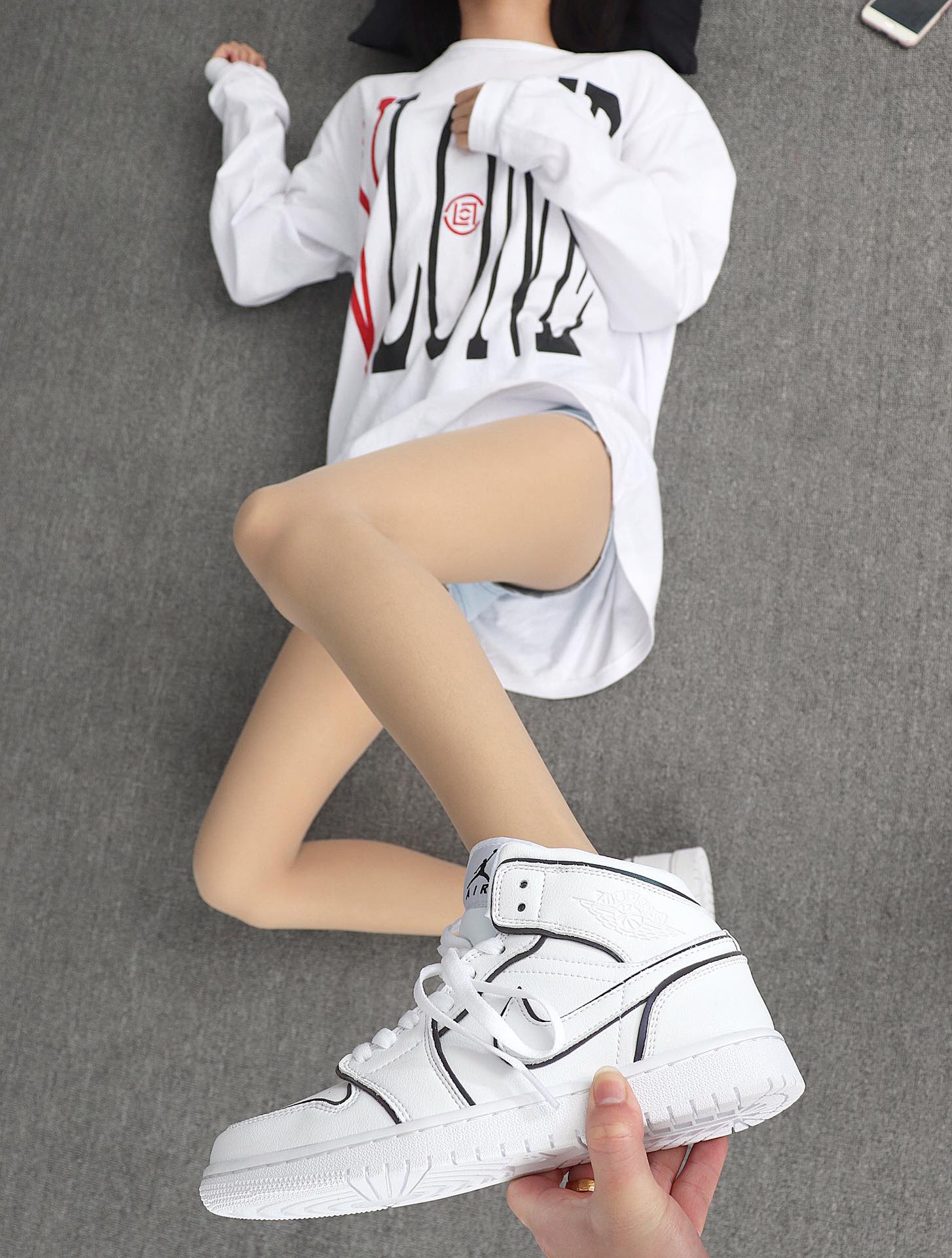 260 Nike Air Jordan 1 Mid CK6587-100“Dimensions”二次元 AJ1乔丹1代中邦 模特上脚图