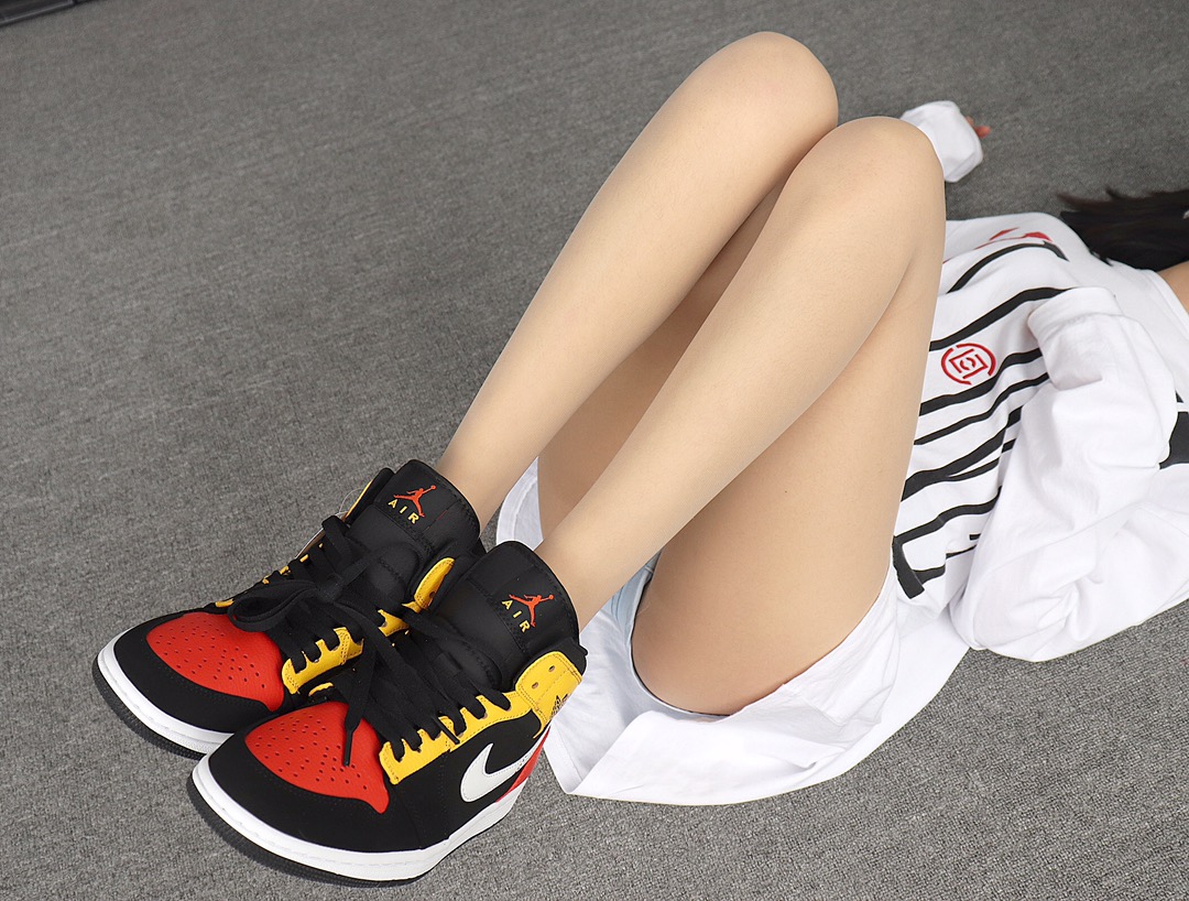 260 Nike Air Jordan 1 Mid 852542-087“Raygun”外星人 番茄炒蛋 AJ1乔丹1代中邦 模特上脚图