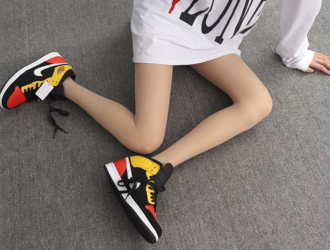 260 Nike Air Jordan 1 Mid 852542-087“Raygun”外星人 番茄炒蛋 AJ1乔丹1代中邦 模特上脚图