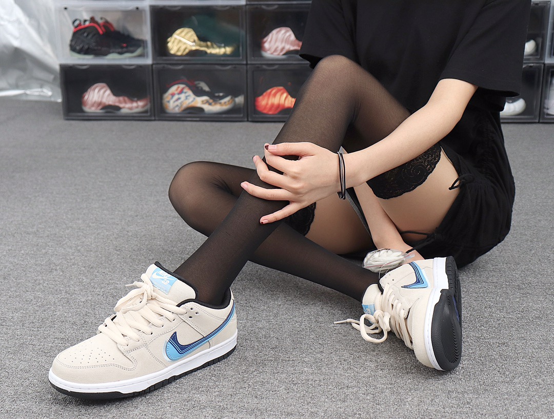 280 Nike SB Dunk Low 滑板鞋低帮 CT6688-200“Truck It”公路 灰蓝 模特上脚图