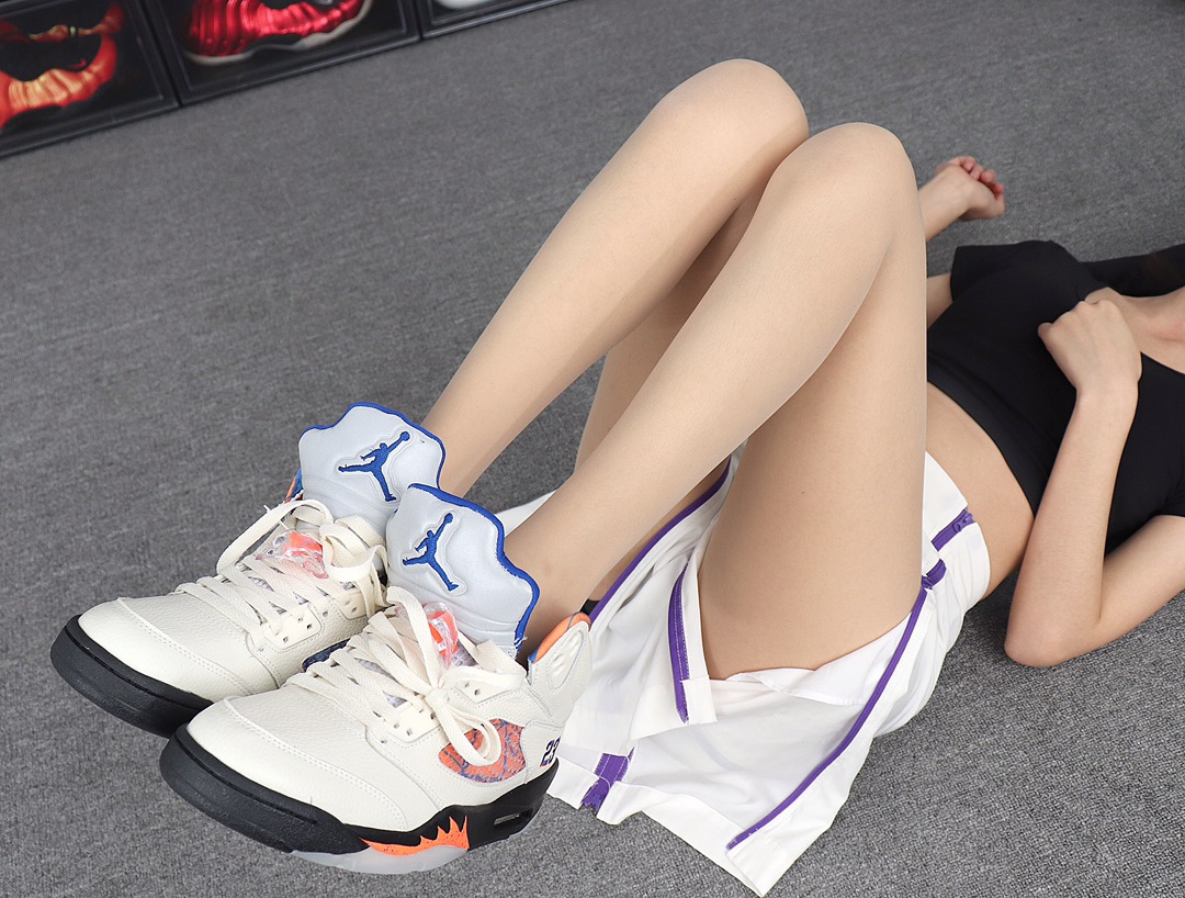 330 Nike Air Jordan 5 136027-148“International Flight”国际航班 3M反光鞋舌AJ5 模特上脚图