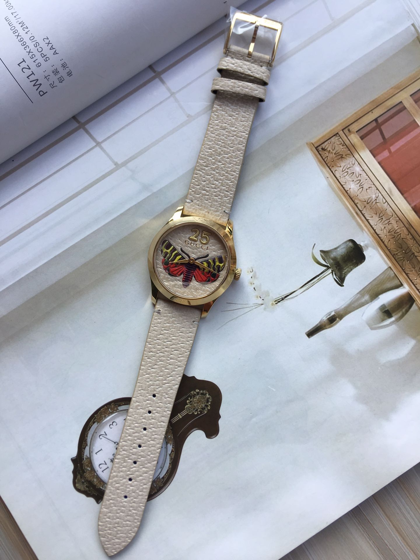 NO:388449,Batch: Original box: 30 Gucci G-Timeless series 38mm quartz neutral watch. The surface and strap are decorated with Gucci logo butterfly pattern. The suspended hologram effect is also made of sapphire crystal glass. The watch is waterproof to 50 meters. The colorful strap is fashionable. It is paired with a steel pin buckle and is suitable for all wrist sizes (150mm to 192mm), with a full package,, gucci, gucci19860909批: 原盒:30 Gucci古驰G-Timeless系列38毫米石英中性表 表面和表带均饰有Gucci标志造型蝴蝶图案——以悬浮的全息图效果还采用蓝宝石水晶玻璃表镜 手表防水深度达50米.色彩丰富的表带着时尚的风潮.搭配精钢插针式表扣,适合所有腕部尺寸 (150毫米至192毫米),配全套包装,,gucci,gucci,Watch