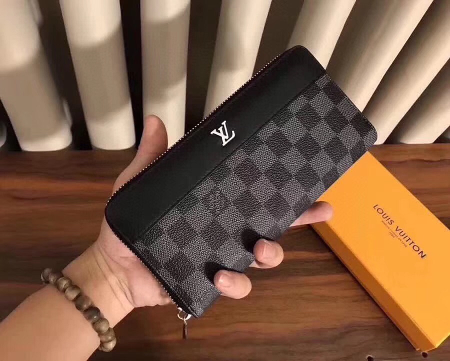 💞💞💞Lv 6098 火爆版单拉小手包到货💞💞里外头层牛皮打造💞图片色（自带原版盒子）男女通用哦…尺寸：