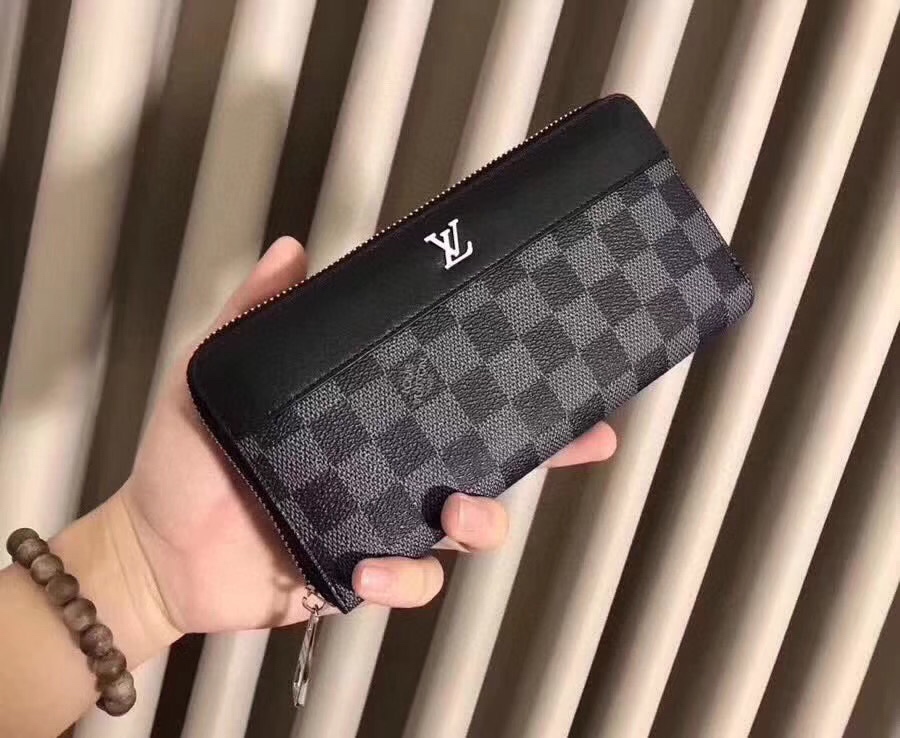 💞💞💞Lv 6098 火爆版单拉小手包到货💞💞里外头层牛皮打造💞图片色（自带原版盒子）男女通用哦…尺寸：