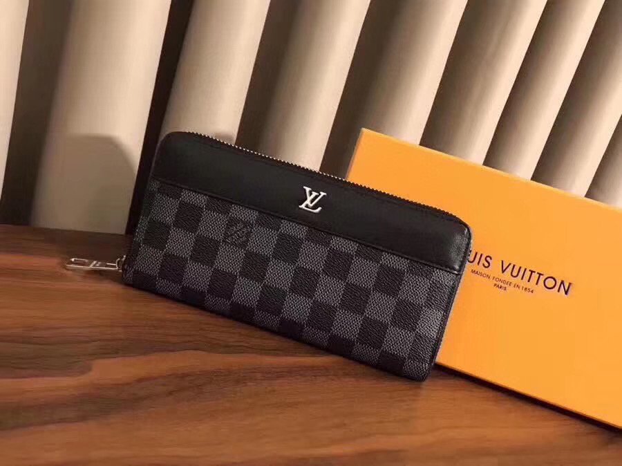 💞💞💞Lv 6098 火爆版单拉小手包到货💞💞里外头层牛皮打造💞图片色（自带原版盒子）男女通用哦…尺寸：