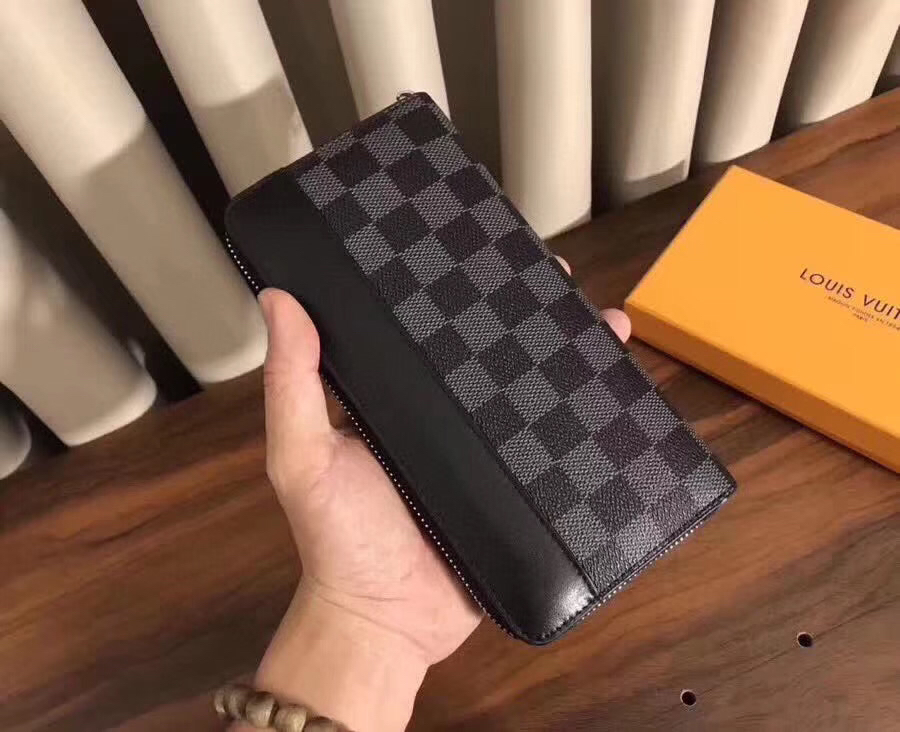 💞💞💞Lv 6098 火爆版单拉小手包到货💞💞里外头层牛皮打造💞图片色（自带原版盒子）男女通用哦…尺寸：