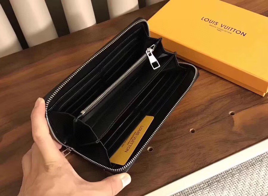 💞💞💞Lv 6100 火爆版单拉小手包到货💞💞里外头层牛皮打造💞图片色（自带原版盒子）男女通用哦…尺寸：