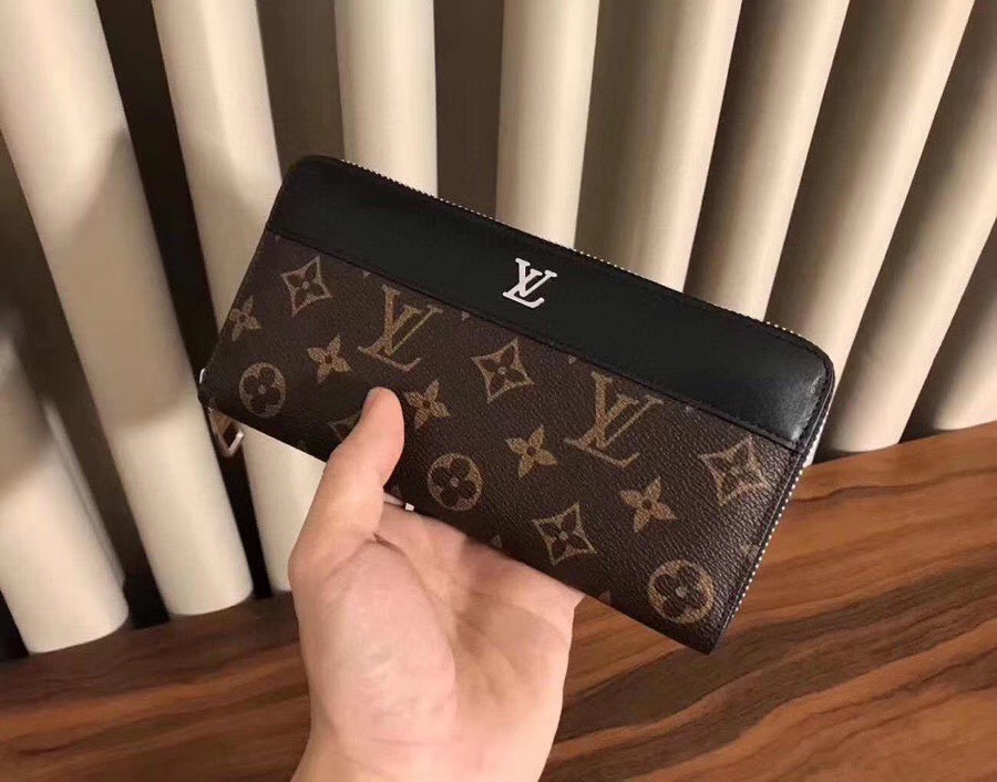 💞💞💞Lv 6100 火爆版单拉小手包到货💞💞里外头层牛皮打造💞图片色（自带原版盒子）男女通用哦…尺寸：