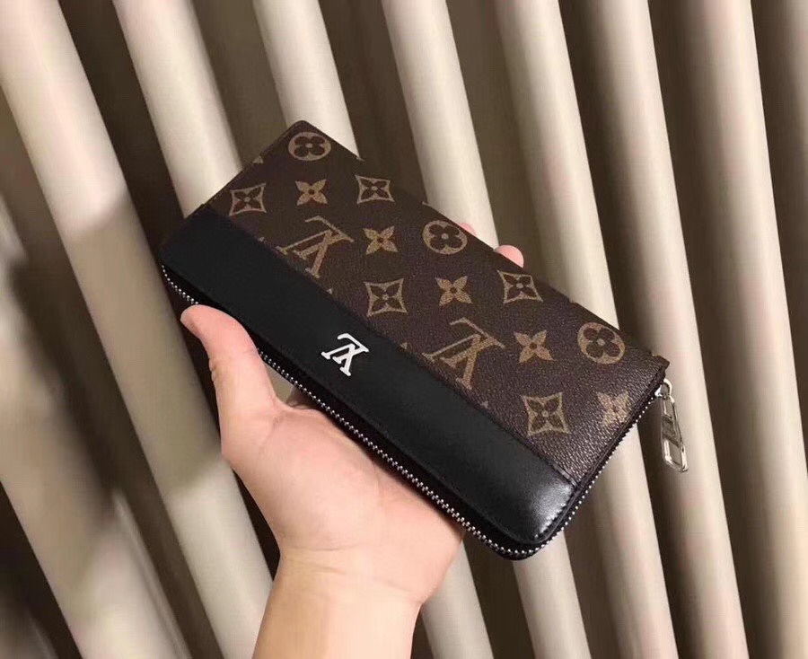 💞💞💞Lv 6100 火爆版单拉小手包到货💞💞里外头层牛皮打造💞图片色（自带原版盒子）男女通用哦…尺寸：