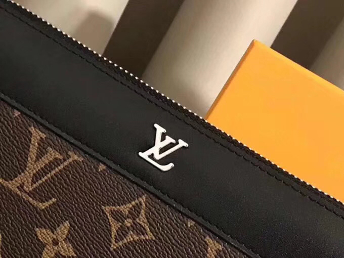 💞💞💞Lv 6100 火爆版单拉小手包到货💞💞里外头层牛皮打造💞图片色（自带原版盒子）男女通用哦…尺寸：