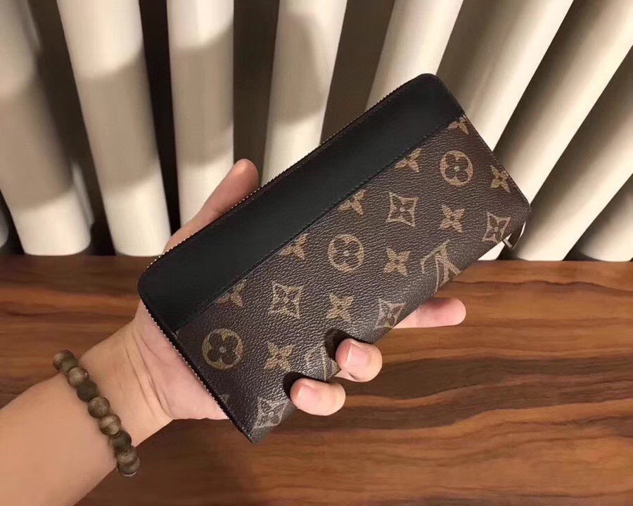 💞💞💞Lv 6100 火爆版单拉小手包到货💞💞里外头层牛皮打造💞图片色（自带原版盒子）男女通用哦…尺寸：