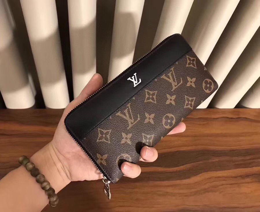 💞💞💞Lv 6100 火爆版单拉小手包到货💞💞里外头层牛皮打造💞图片色（自带原版盒子）男女通用哦…尺寸：