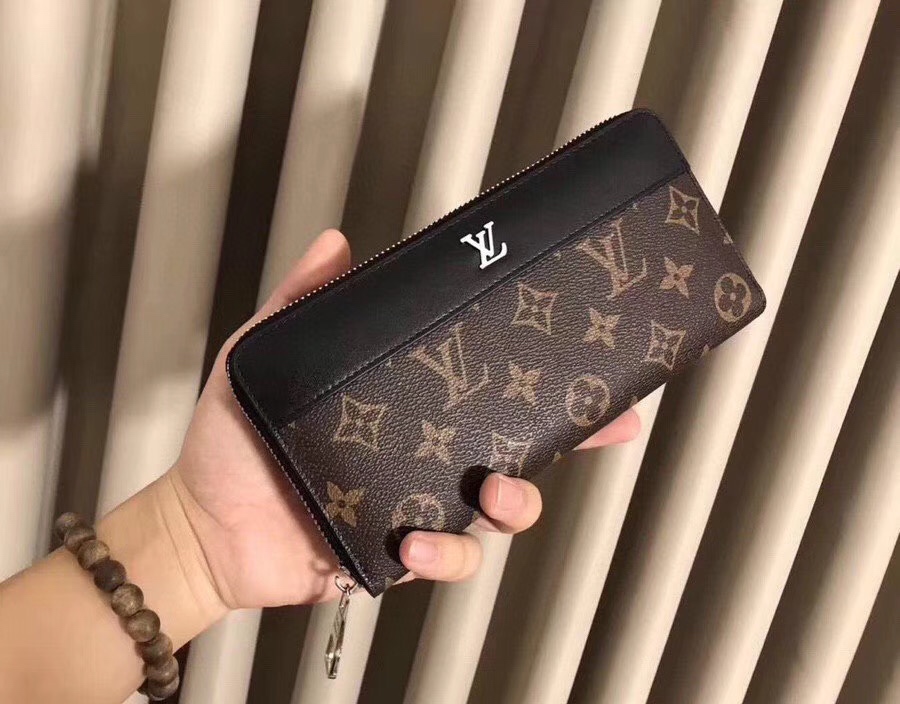 💞💞💞Lv 6100 火爆版单拉小手包到货💞💞里外头层牛皮打造💞图片色（自带原版盒子）男女通用哦…尺寸：
