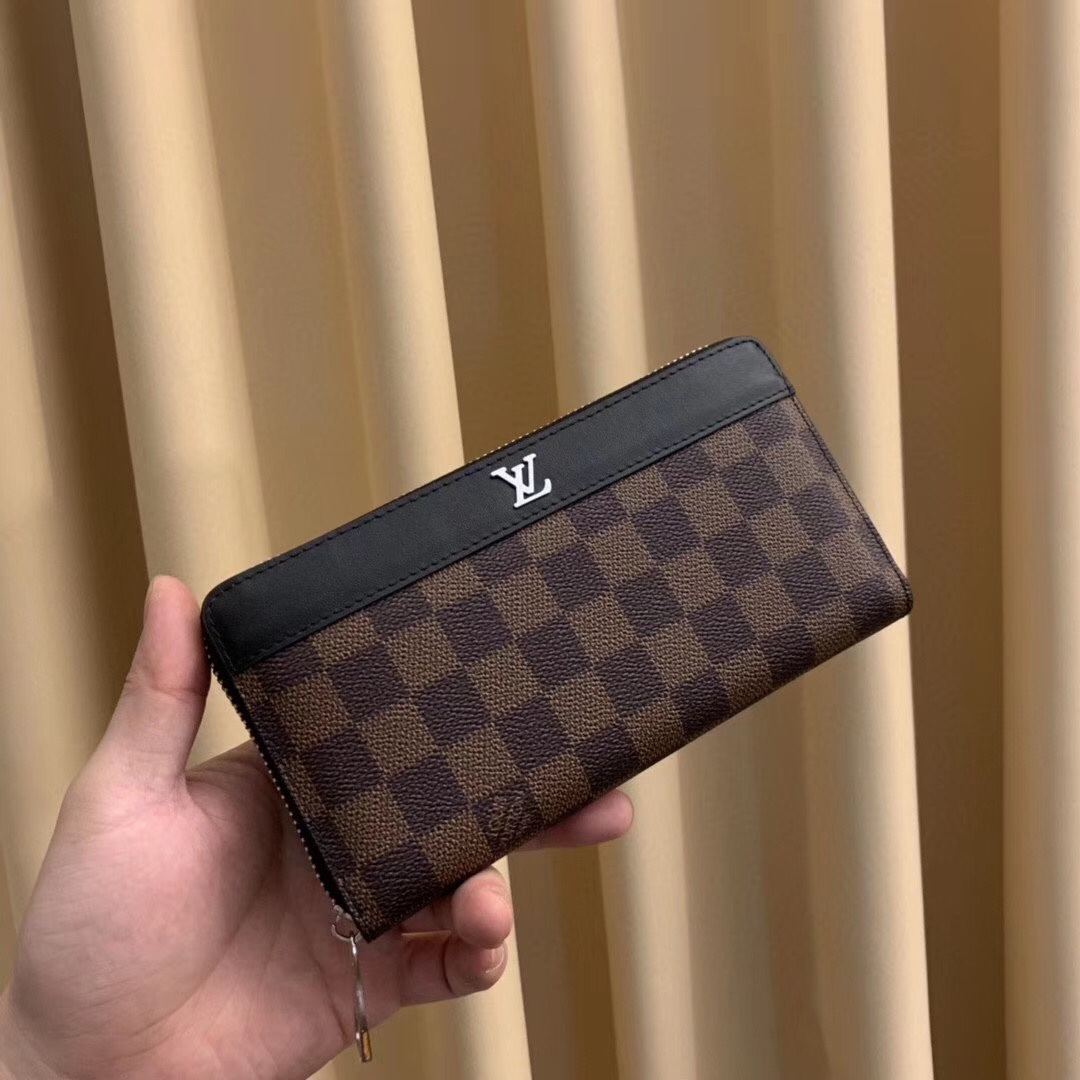 💞💞💞Lv 6101 火爆版单拉小手包到货💞💞里外头层牛皮打造💞图片色（自带原版盒子）男女通用哦…尺寸：