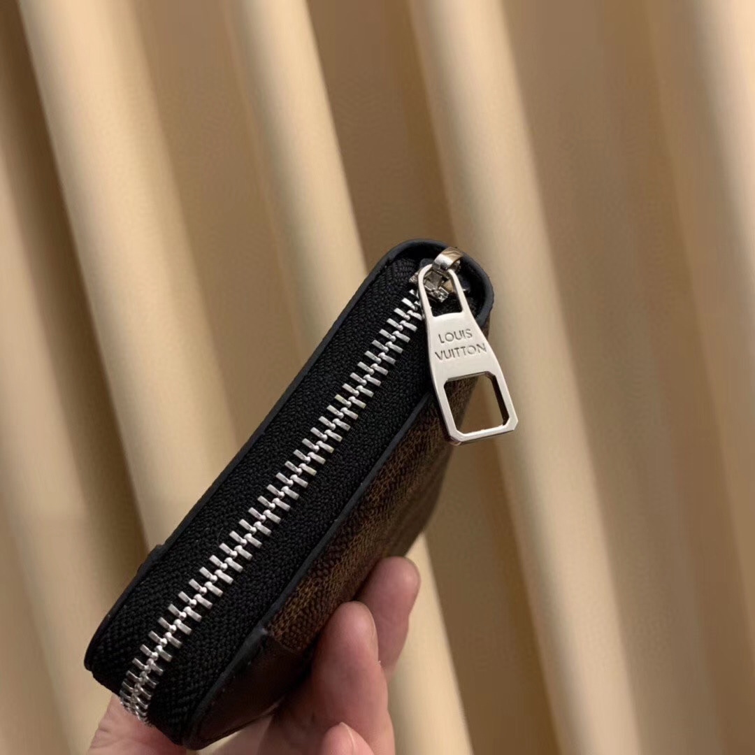 💞💞💞Lv 6101 火爆版单拉小手包到货💞💞里外头层牛皮打造💞图片色（自带原版盒子）男女通用哦…尺寸：
