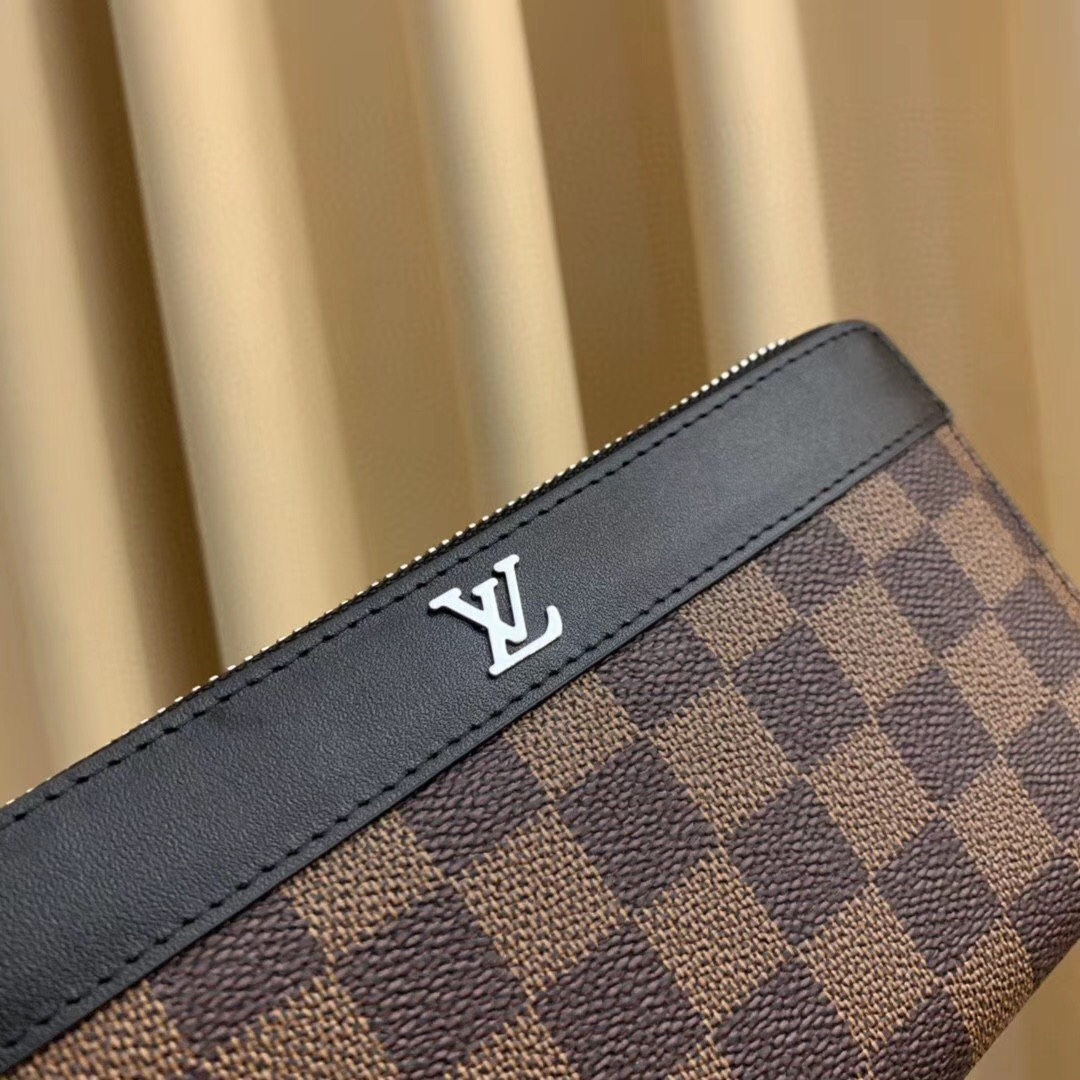 💞💞💞Lv 6101 火爆版单拉小手包到货💞💞里外头层牛皮打造💞图片色（自带原版盒子）男女通用哦…尺寸：