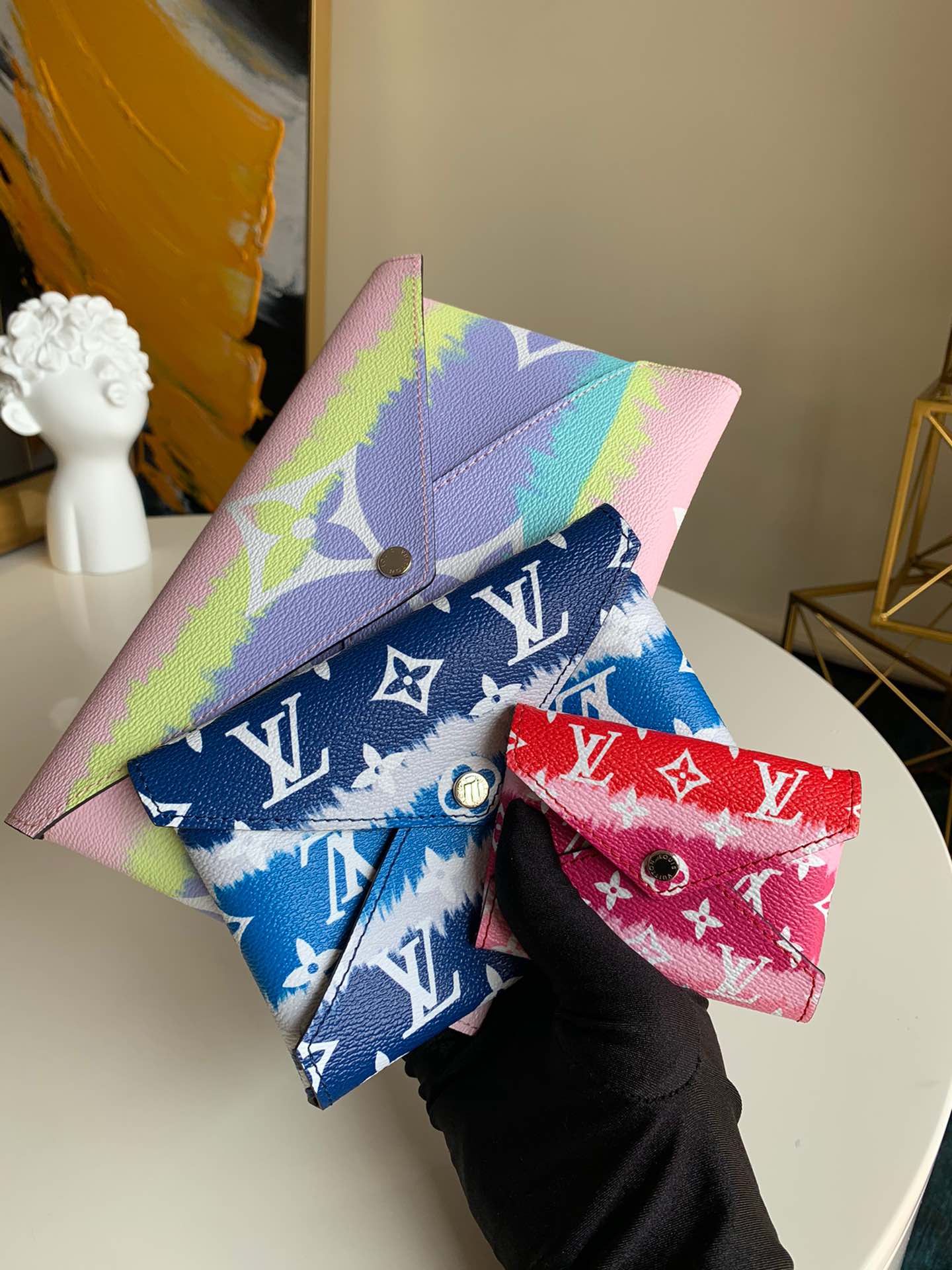 NO:395499,【Exclusive real-life M69119 new product】Pochette Kirigami handbags are renovated in the summer. The tie-dye effect of Monogram canvas is full of summer atmosphere, and can accommodate tablets, passports and cards in large, medium and small sizes. 15.5 x 11.5 x 0.5 cm (Length x Height x Width).,LV [Original Leather],louis vuitton19860909【独家实拍M69119新品】Pochette Kirigami 手袋 于 夏季焕新亮相 LV Escale 皮具和配饰系列.Monogram 帆布的扎染效果洋溢盛夏气息,大中小尺寸可分别容纳平板电脑、护照和卡片.15.5 x 11.5 x 0.5 cm (长 x 高 x 宽) .,LV【原厂皮】,louis vuitton,Bag