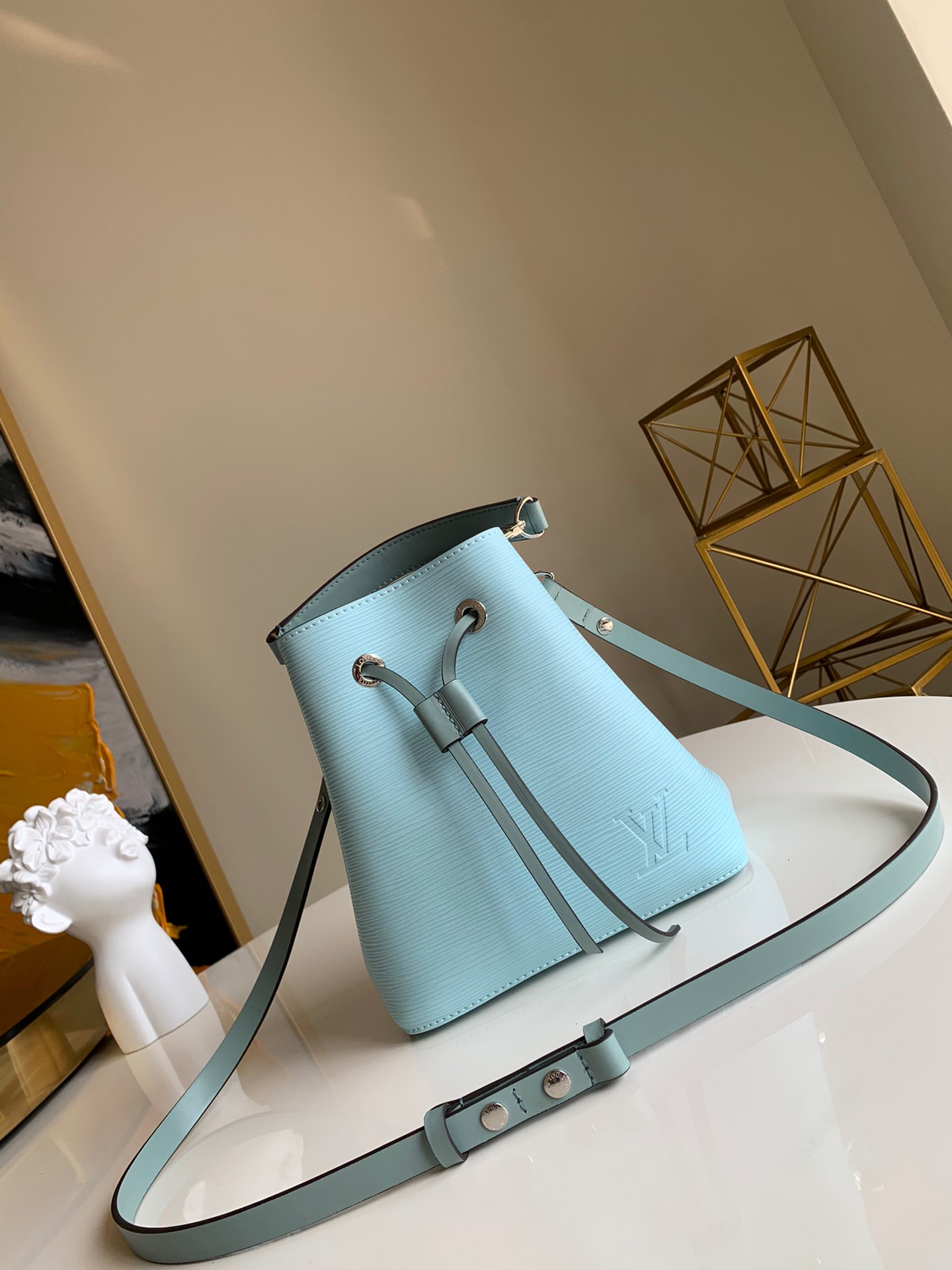 NO:396220,【Exclusive real shot M56212】M53610 NéoNoé BB handbag follows Louis Vuitton's classic Noé bucket bag design, exquisite size exudes fresh vitality. Epi cowhide is textured and combines leather drawstrings and trim to create a contrast between appearance and touch. The top handle is removable, and the embossed shoulder straps are adjustable to create a portable and crossbody shape. 20.0x 20.0x 13.0 cm.,LV【Original leather】,louis vuitton,louis vuitton,cowhide19860909【独家实拍M56212】M53610 NéoNoé BB 手袋沿袭路易威登经典的 Noé 水桶包设计,精巧尺寸散发清新活力.Epi 牛皮呈纹理质感,与皮革抽绳和饰边共同营造观感和触感的对比.顶部提手可拆卸,缀饰按扣的肩带可调节,打造手提和斜挎造型.20.0x 20.0x 13.0 cm .,LV【原厂皮】,louis vuitton,louis vuitton,cowhide,Bag