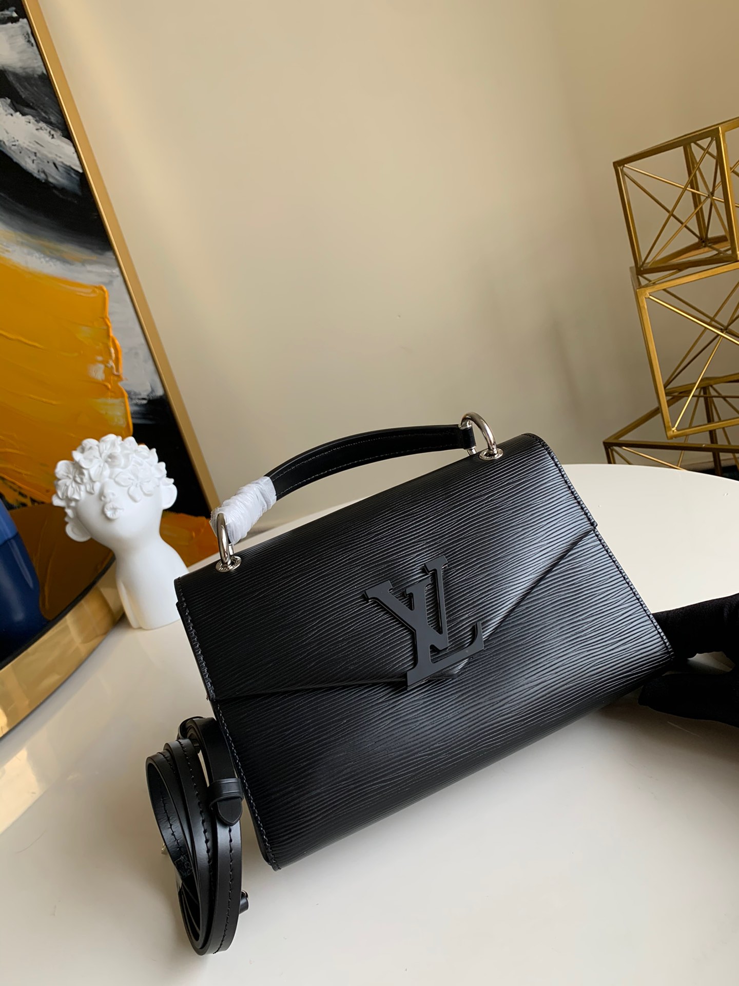 NO:395501,【Exclusive real shot M55977】Black M55978 M55981 POCHETTE GRENELLE handbag Pochette Grenelle handbag uses Epi grain leather and oversized LV letters to show the fusion of minimalism and eye-catching style. Contrasting color lining sets out the deep dye effect, top handle and adjustable leather shoulder straps to achieve handheld, shoulder and crossbody selection. 23.5 x 16.0 x 8.0 cm .,LV【Original leather】,louis vuitton,rene caovilla19860909【独家实拍M55977】黑色M55978 M55981 POCHETTE GRENELLE 手袋 Pochette Grenelle 手袋采用 Epi 粒面皮革与超大 LV 字母展现极简主义与醒目格调的融合.撞色内衬烘托深染效果,顶部手柄和可调节皮革肩带实现手提、肩背和斜挎选择.23.5 x 16.0 x 8.0 cm .,LV【原厂皮】,louis vuitton,rene caovilla,Bag