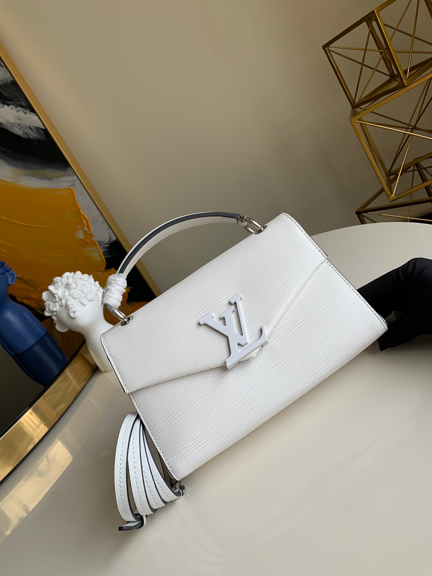 NO:395504,【Exclusive real photo M55977】White M55978 M55981 POCHETTE GRENELLE handbag Pochette Grenelle handbag uses Epi grain leather and oversized LV letters to show the fusion of minimalism and eye-catching style. Contrasting color linings set off the deep dye effect, top handle and adjustable leather shoulder straps enable handheld, shoulder and crossbody selection. 23.5 x 16.0 x 8.0 cm .,LV【Original leather】,louis vuitton,rene caovilla19860909【独家实拍M55977】白色M55978 M55981 POCHETTE GRENELLE 手袋 Pochette Grenelle 手袋采用 Epi 粒面皮革与超大 LV 字母展现极简主义与醒目格调的融合.撞色内衬烘托深染效果,顶部手柄和可调节皮革肩带实现手提、肩背和斜挎选择.23.5 x 16.0 x 8.0 cm .,LV【原厂皮】,louis vuitton,rene caovilla,Bag
