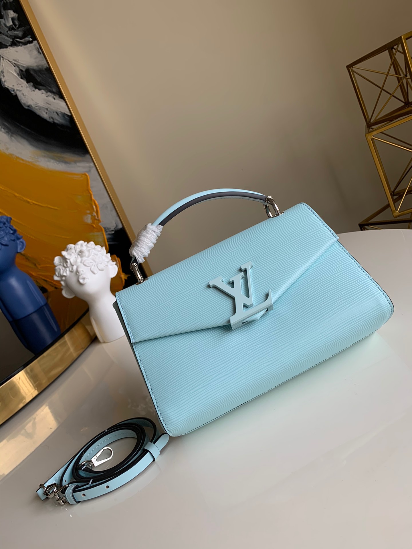 NO:395507,【Exclusive real photo M55977】Light blue M55978 M55981 POCHETTE GRENELLE handbag Pochette Grenelle handbag uses Epi grain leather and oversized LV letters to show the fusion of minimalism and eye-catching style. Contrasting color linings set off the deep dye effect, top handle and adjustable leather shoulder straps to achieve handheld, shoulder and crossbody selection. 23.5 x 16.0 x 8.0 cm .,LV【Original leather】,louis vuitton,rene caovilla19860909【独家实拍M55977】浅蓝 M55978 M55981 POCHETTE GRENELLE 手袋 Pochette Grenelle 手袋采用 Epi 粒面皮革与超大 LV 字母展现极简主义与醒目格调的融合.撞色内衬烘托深染效果,顶部手柄和可调节皮革肩带实现手提、肩背和斜挎选择.23.5 x 16.0 x 8.0 cm .,LV【原厂皮】,louis vuitton,rene caovilla,Bag