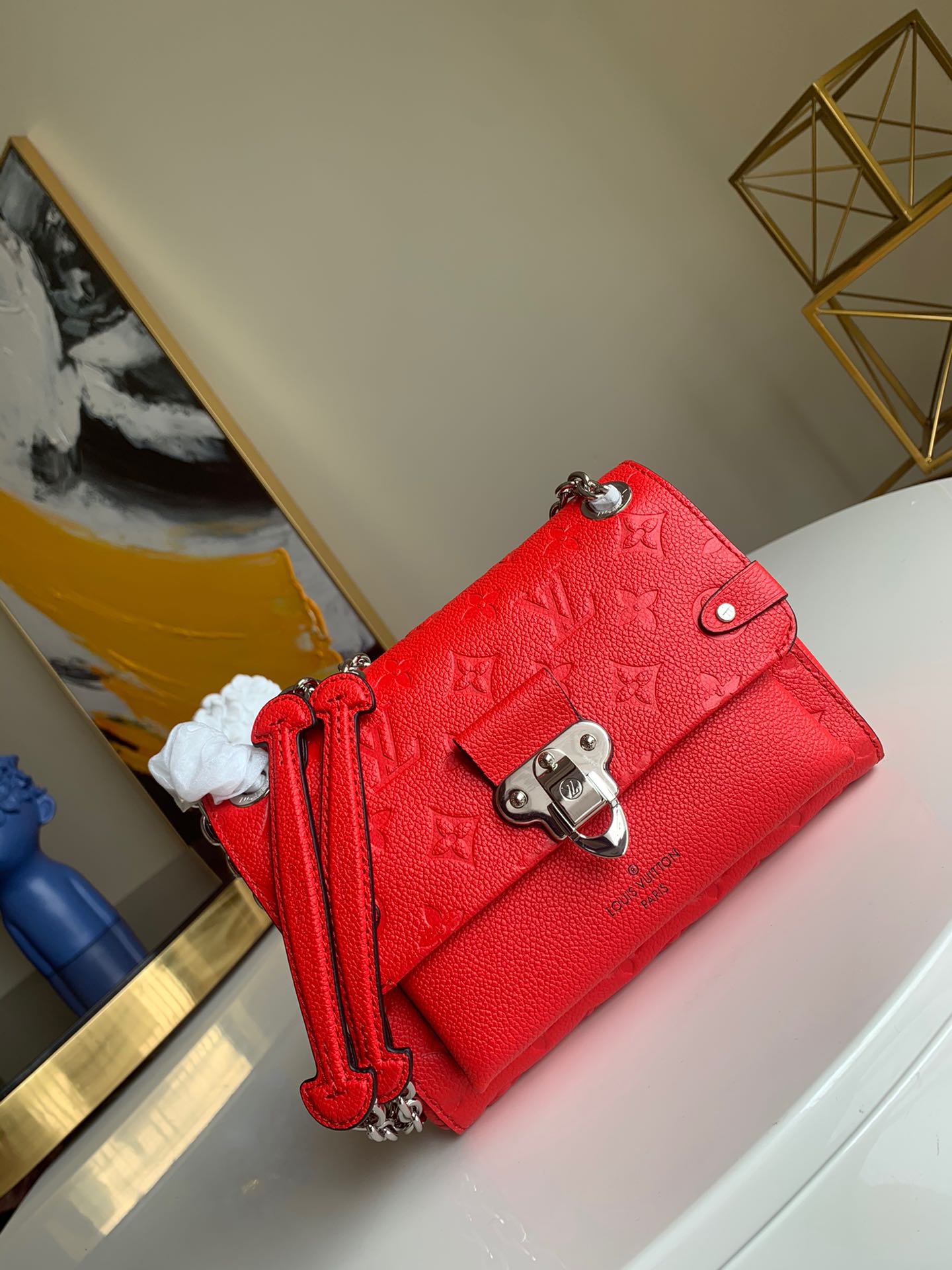 NO:395513,【Exclusive real photo M44550】Orange and red VAVIN small handbag made of smooth and embossed Monogram Empreinte cowhide leather. This Vavin small handbag features a bright and eye-catching lock design. It is soft and light, fashionable and casual, and a relaxing choice for daily carrying. It is equipped with an adjustable leather chain strap, can be shoulder-back or cross-body size 20cm 2019.,LV【Original Leather】,louis vuitton,cowhide19860909【独家实拍M44550】橙红色 VAVIN 小号手袋 由光滑与压纹Monogram Empreinte牛皮混合裁制而成,此款Vavin小号手袋以光亮醒目的锁扣设计为特色.柔软轻便,时髦休闲,日常背携的轻松之选.配有可调节皮革链带,可肩背,亦可斜挎 尺寸20cm 2019.,LV【原厂皮】,louis vuitton,cowhide,Bag
