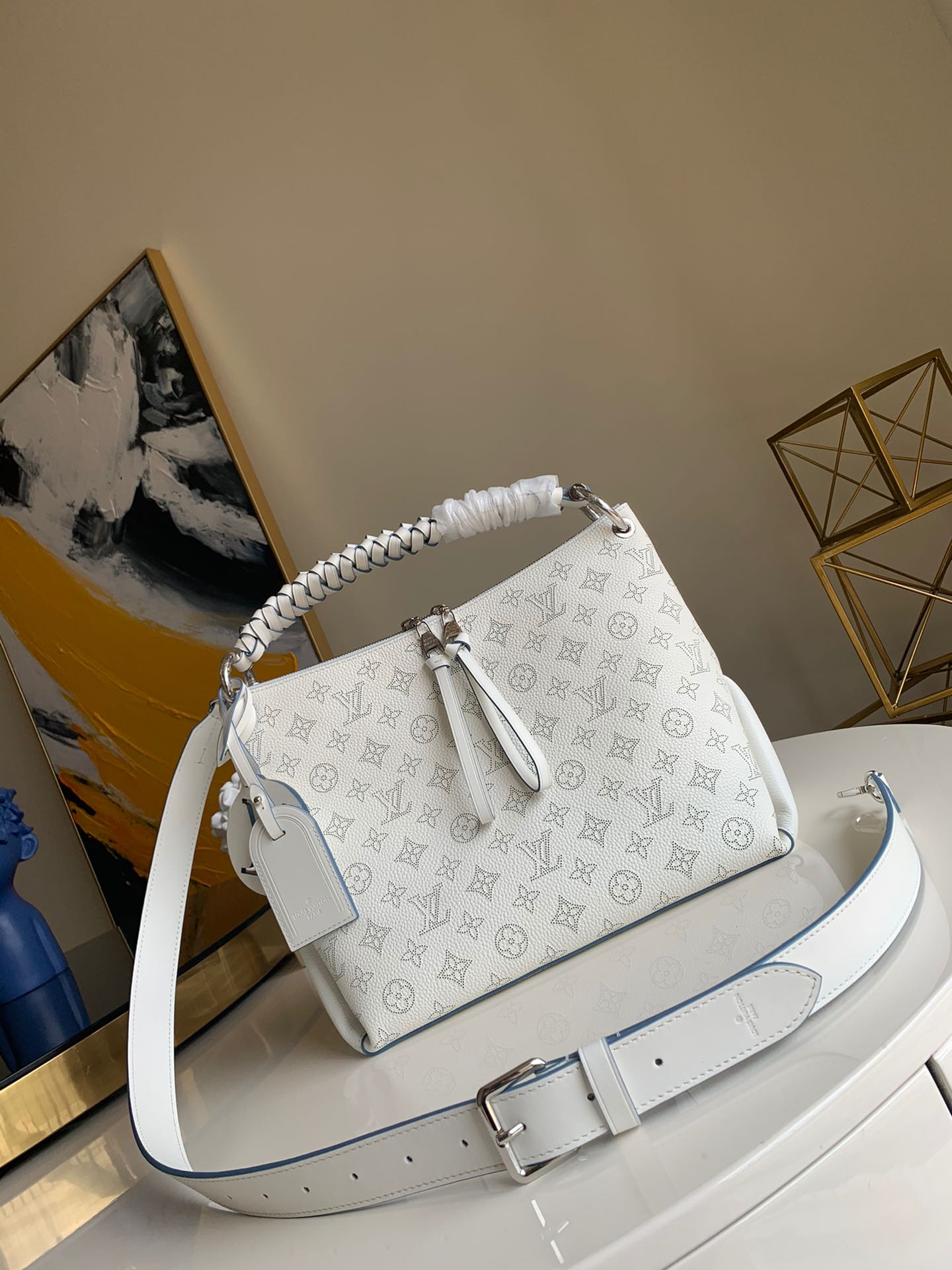 NO:403288,【Exclusive real photo M56073 white】M56084 Beaubourg Hobo medium-sized handbag is made of Monogram carved perforated calfskin, and then hand-dyeed leather handles are applied with unique meaning. The leather zipper head and large LV letters reveal the brand style, and the removable wide leather shoulder straps achieve a comfortable and soft design. 32 length 26 height 17cm wide .1100, LV [original leather], louis vuitton, cowhide19860909【独家实拍M56073白色】M56084 Beaubourg Hobo 中号手袋取材 Monogram 镂花穿孔小牛皮,再以手工边染为编织皮革手柄涂抹别致意味.皮革拉链头与大号 LV 字母流露品牌格调,可拆卸宽幅皮革肩带实现柔软设计的舒适随行. 32长26高17cm宽 .1100,LV【原厂皮】,louis vuitton,cowhide,Bag