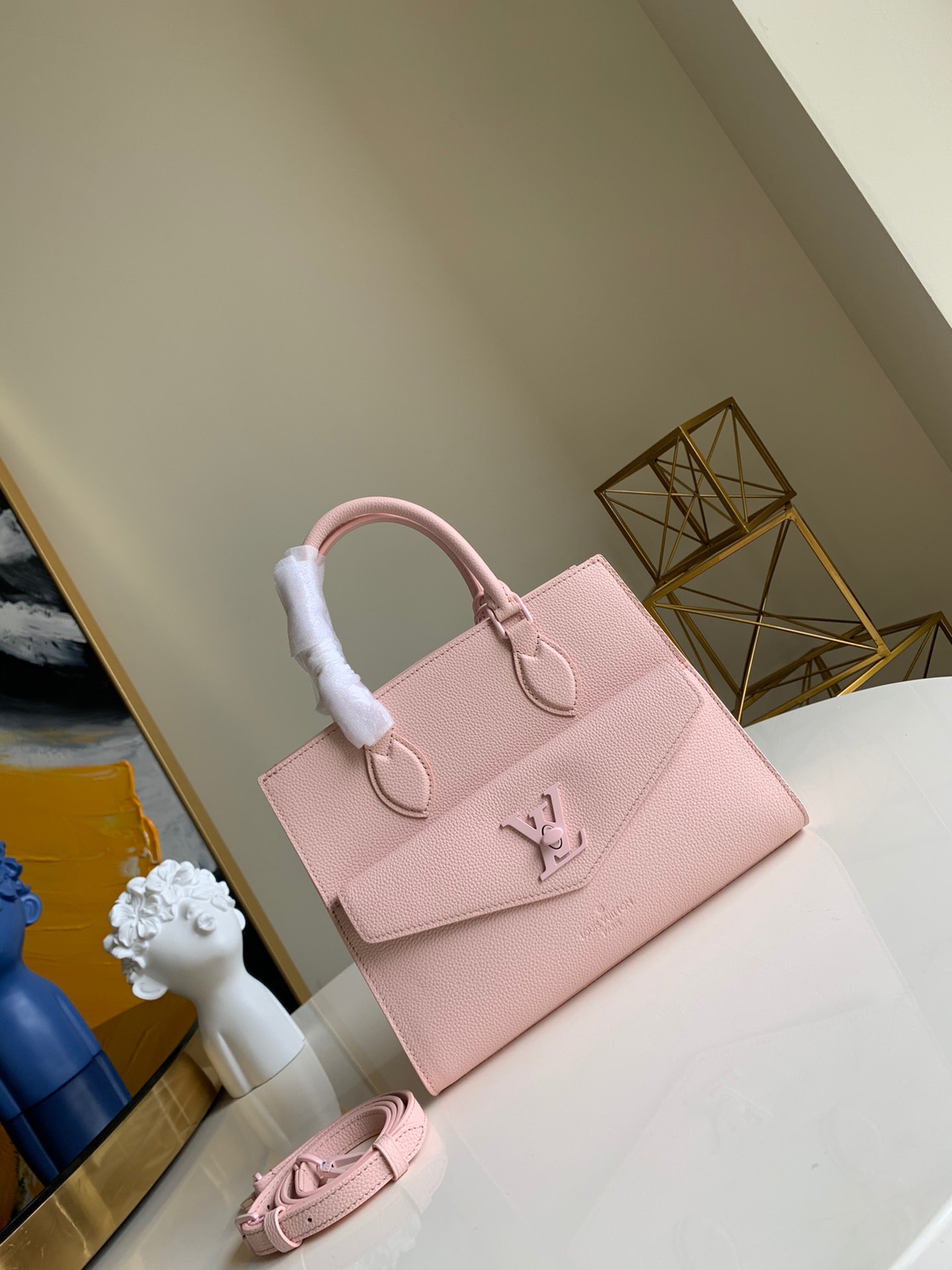 NO:396109,【Exclusive real shot 55845 powder】M55817 M55818 LOCKME TOTE small handbag Lockme Tote small handbag shows the fusion of classic heritage design and contemporary pragmatism. Soft grain calfskin presents an elegant silhouette, LV spinning injects a trendy atmosphere. Size 27.5 x 22.0 x 12.0 cm.,LV【original leather】,louis vuitton,cowhide19860909【独家实拍实拍55845粉】M55817 M55818 LOCKME TOTE 小号手袋 Lockme Tote 小号手袋展现经典传承设计与当代实用主义的融合.软粒面小牛皮呈现雅致廓形,LV 旋扣注入潮流气息.尺寸27.5 x 22.0 x 12.0 cm .,LV【原厂皮】,louis vuitton,cowhide,Bag