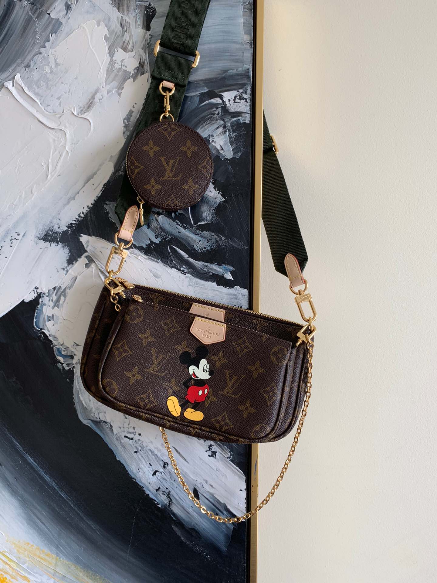 NO:395557,[Exclusive real photo M44813 Mickey Green Shoulder Strap] A small and lightweight three-piece handbag made of Monogram canvas, with crossbody and small coin wallet, one bag is multi-purpose, it is one you can carry when you attend any occasion, summer small bag is the way, old flower sun flower cable car silk screen printing chain cloth shoulder strap chain small round bag three-piece set oo [handshake] [handshake] clever design style, buy one and get three [full set of gift packaging with pictures] size: 24×13×4.5cm19.5×11×4cm 9.5×2cm.,LV [original leather],louis vuitton,wallets19860909【独家实拍M44813米奇绿肩带】Monogram帆布制成的一款小巧轻便的三件套手袋,手提可斜挎搭配小零钱包,一包多用,它是你出席任何场合都可以携带的一款,夏天小包当道,老花太阳花缆车丝印链条布肩带链条小圆包三件套五件套oo[握手][握手]巧妙的设计风格,买一得三【配图全套礼品包装】size:24×13×4.5cm19.5×11×4cm 9.5×2cm .,LV【原厂皮】,louis vuitton,wallets,Bag