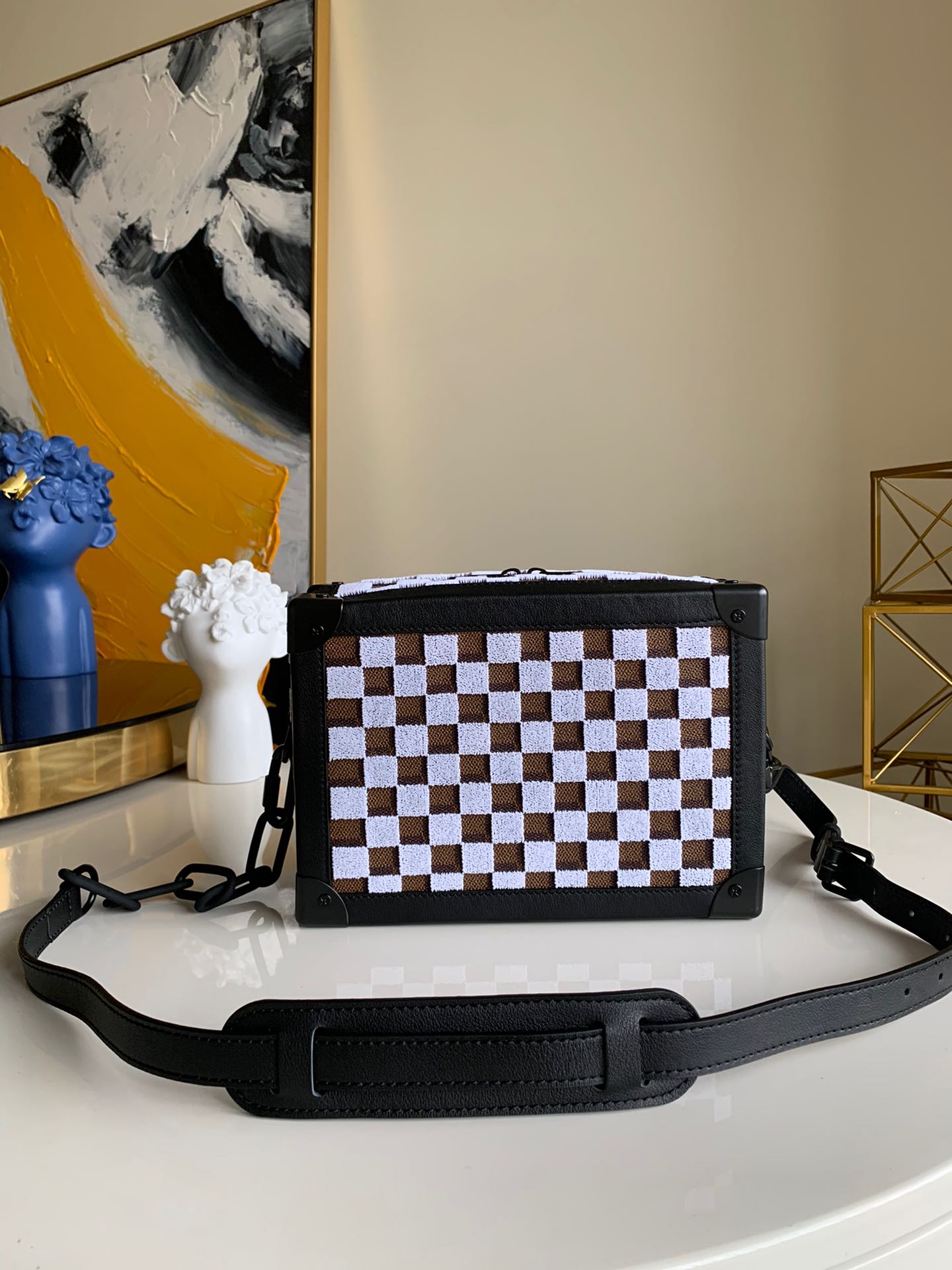 NO:395546,[Exclusive real photo of M44478 white flocking box] The latest limited edition model of the counter, Virgil Abhol series new contrasting color concept accessories, orange is very eye-catching!  Soft luggage is very popular, fans are all seizing the fashion pioneers all want a VIrgil soft box. I feel all kinds of good things when I buy it. The Kagie black leather white flocking chain medium-sized box bag is also superb. Both men and women are very holding, and there is also a street style, perfect!  Perfect !  Size 25×18×10cm.,LV【Original Leather】,louis vuitton19860909【独家实拍M44478白色植绒盒子】专柜最新限量款 Virgil Abhol 系列全新撞色理念配件橘色很亮眼！软箱包很抢手,迷粉们都在抢占时尚的先锋都想要一个VIrgil的软箱 入手就感觉到了各种好,咖格黑皮白色植绒链条中号盒子包 上身也是超赞的,不管是男女都是很hold住的,而且还有街头风,完美！完美 ！尺寸25×18×10cm .,LV【原厂皮】,louis vuitton,Bag