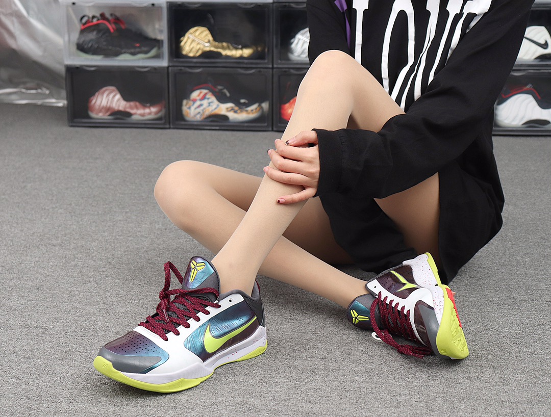 320 Nike Zoom Kobe 5 CD4991-100“Chaos”小丑 科比5代 模特上脚图