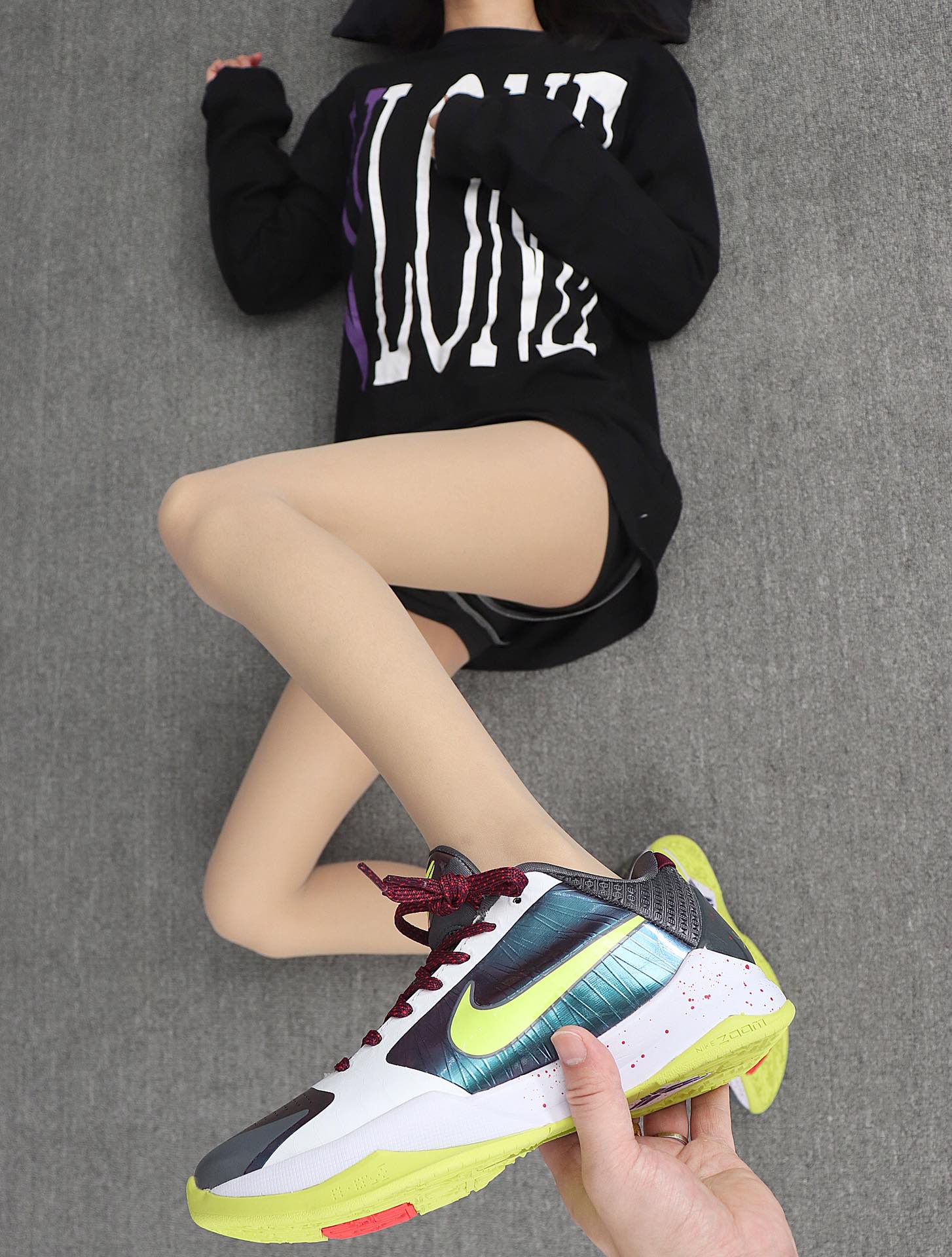 320 Nike Zoom Kobe 5 CD4991-100“Chaos”小丑 科比5代 模特上脚图