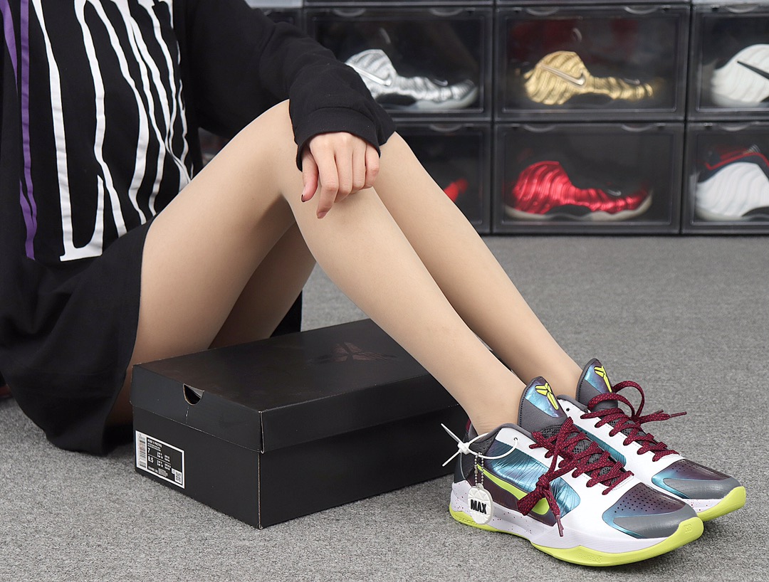 320 Nike Zoom Kobe 5 CD4991-100“Chaos”小丑 科比5代 模特上脚图