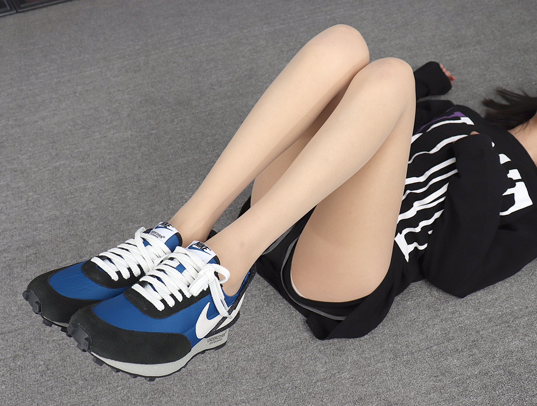 200 Undercover x Nike Daybreak BV4594-400 宝蓝 高桥盾联名华夫赛车走秀款运动休闲跑步鞋 模特上脚图